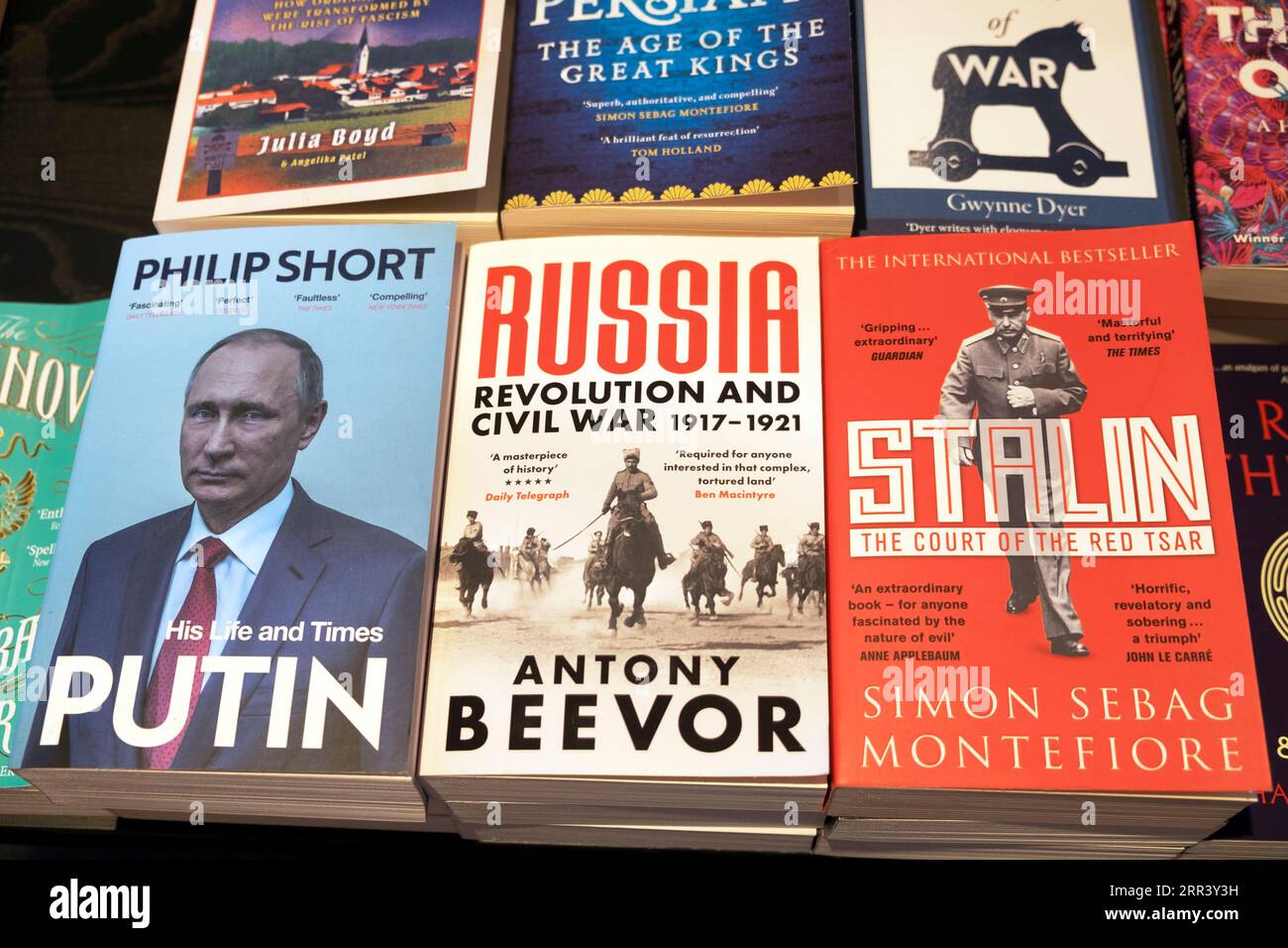 Ausstellung russischer Bücher über Russland zum Verkauf auf dem Tisch im Buchladen Buchladen Buchhandlung September 2023 Großbritannien KATHY DEWITT Stockfoto