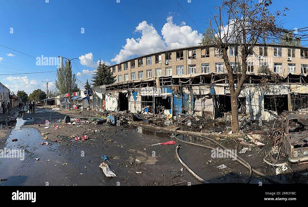 Kostiantynivka, Ukraine. September 2023. Ukrainische Soldaten führen Arbeiten auf dem zerstörten Markt durch, als Folge eines russischen Raketenangriffs am Mittwoch, den 6. September 2023, in Kostiantyniwka, Ukraine. Mindestens 16 Menschen wurden getötet und Dutzende wurden verletzt, nachdem eine Rakete einen Markt im Zentrum von Kostiantyniwka in der ukrainischen östlichen Donezk getroffen hatte. Foto vom Innenministerium der Ukraine/Kredit: UPI/Alamy Live News Stockfoto