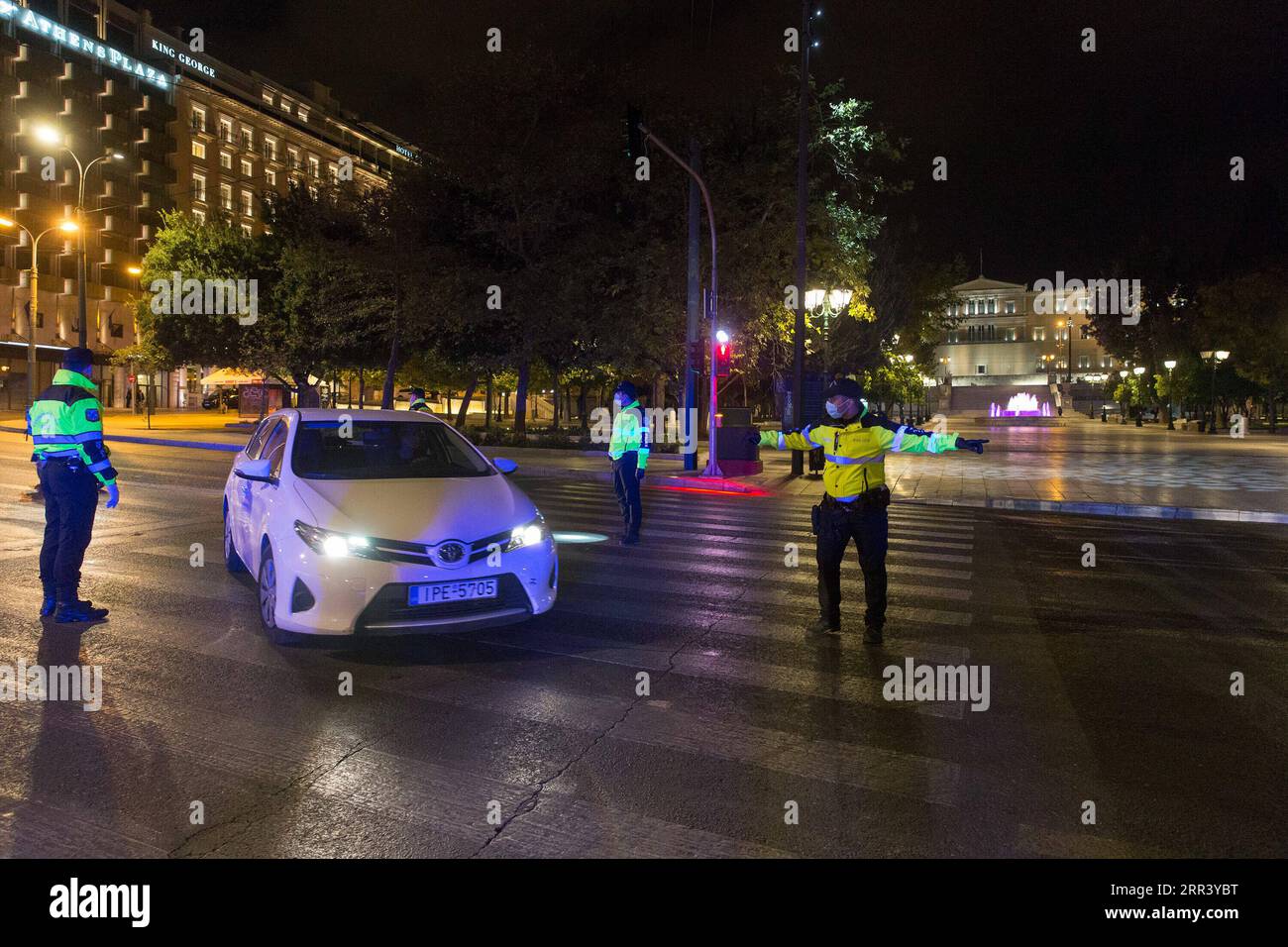 201114 -- ATHEN, 14. November 2020 -- Polizisten werden während der Ausgangssperre am Syntagma-Platz in Athen, Griechenland, am 13. November 2020 im Dienst gesehen. Eine landesweite Ausgangssperre für die Nacht wurde ab 13. November von 21.00 Uhr bis 5.00 Uhr verhängt. Griechenland trat am 7. November in seine zweite vollständige COVID-19-Sperrung ein. GRIECHENLAND-ATHEN-COVID-19-AUSGANGSSPERRE MariosxLolos PUBLICATIONxNOTxINxCHN Stockfoto