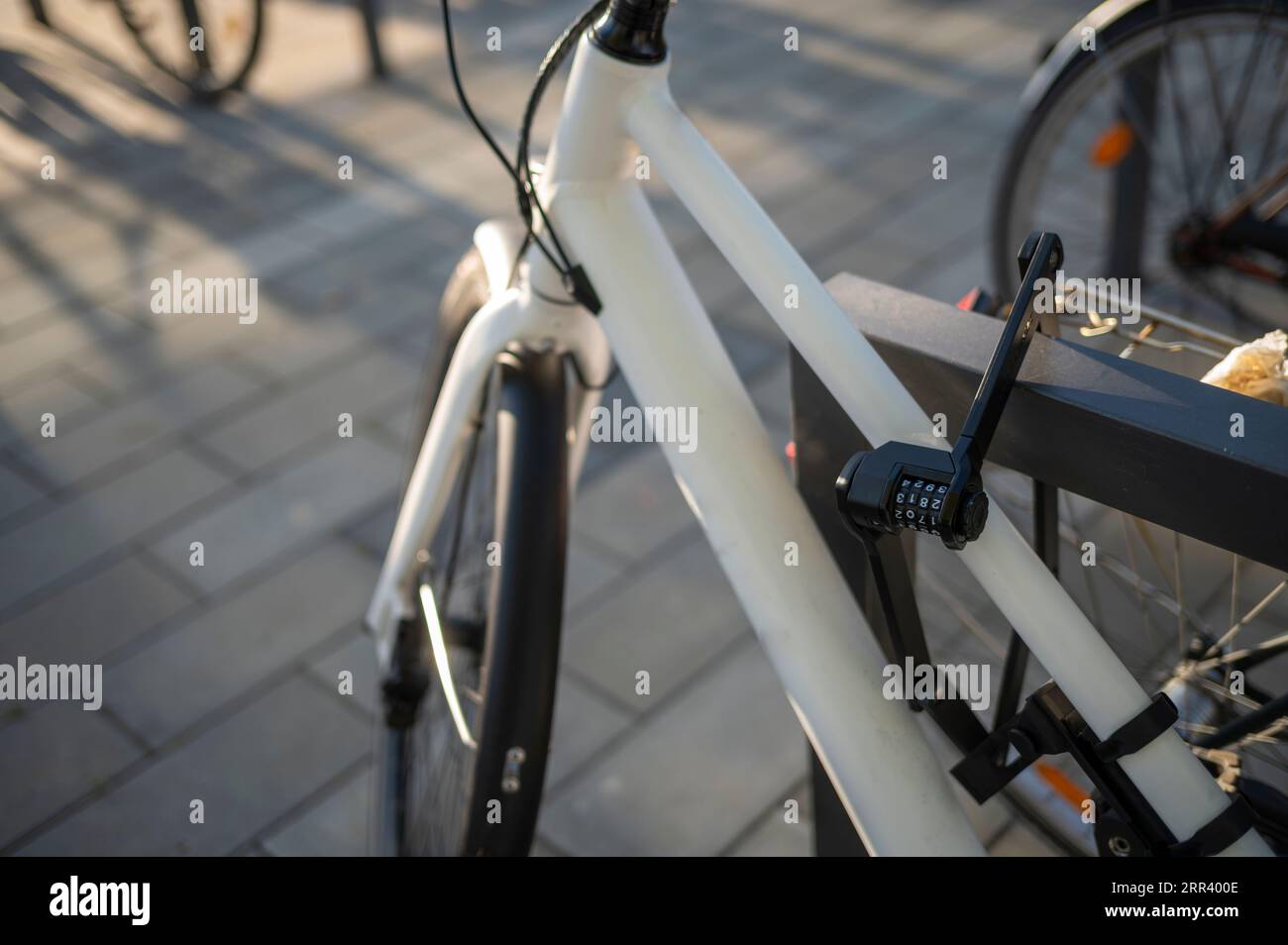Ein Fahrrad, das mit einem Klappschloss gesichert ist Stockfoto