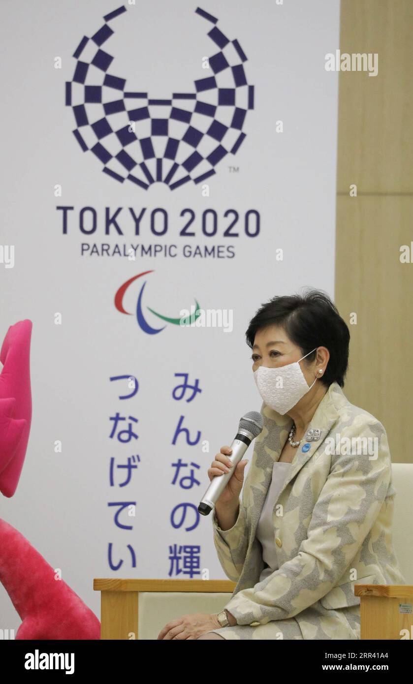 201116 -- TOKIO, 16. November 2020 -- Tokioter Gouverneur Koike Yuriko spricht während eines Treffens mit dem Präsidenten des Internationalen Olympischen Komitees Thomas Bach in Tokio, Japan, am 16. November 2020. SPJAPAN-TOKYO-BACH-KOIKE-MEETING DuxXiaoyi PUBLICATIONxNOTxINxCHN Stockfoto
