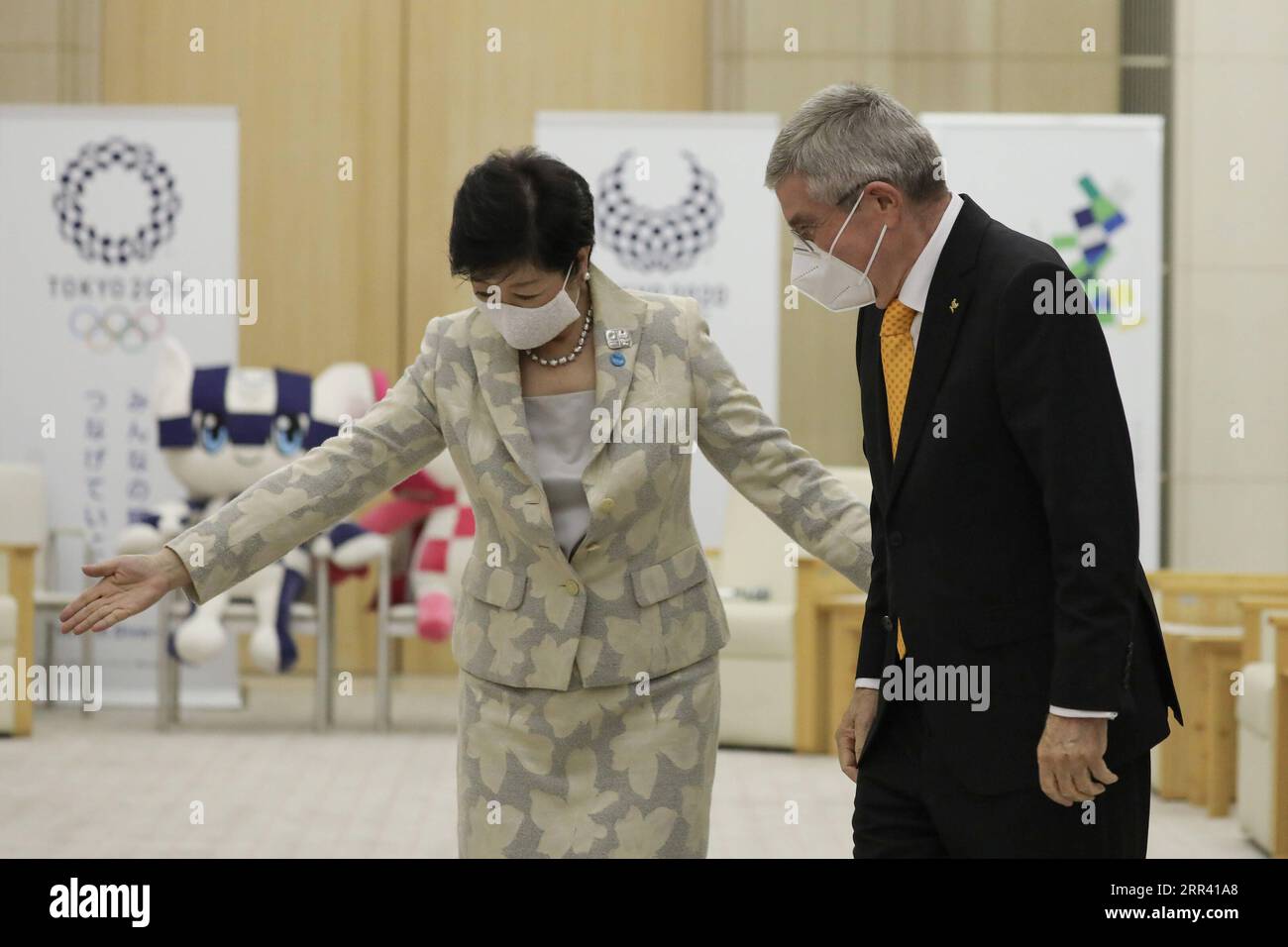 201116 -- TOKIO, 16. November 2020 -- der Gouverneur von Tokio, Koike Yuriko L, interagiert mit dem Präsidenten des Internationalen Olympischen Komitees, Thomas Bach, während ihres Treffens in Tokio, Japan, am 16. November 2020. SPJAPAN-TOKYO-BACH-KOIKE-MEETING DuxXiaoyi PUBLICATIONxNOTxINxCHN Stockfoto