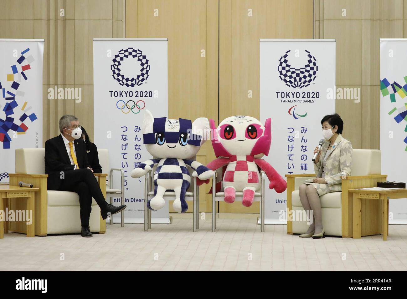 201116 -- TOKIO, 16. November 2020 -- Tokioter Gouverneur Koike Yuriko R spricht während eines Treffens mit dem Präsidenten des Internationalen Olympischen Komitees Thomas Bach in Tokio, Japan, am 16. November 2020. SPJAPAN-TOKYO-BACH-KOIKE-MEETING DuxXiaoyi PUBLICATIONxNOTxINxCHN Stockfoto
