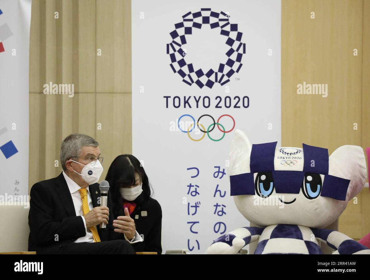 201116 -- TOKIO, 16. November 2020 -- Thomas Bach L, Präsident des Internationalen Olympischen Komitees, spricht während eines Treffens mit dem Gouverneur von Tokio, Koike Yuriko, in Tokio, Japan, am 16. November 2020. SPJAPAN-TOKYO-BACH-KOIKE-MEETING DuxXiaoyi PUBLICATIONxNOTxINxCHN Stockfoto