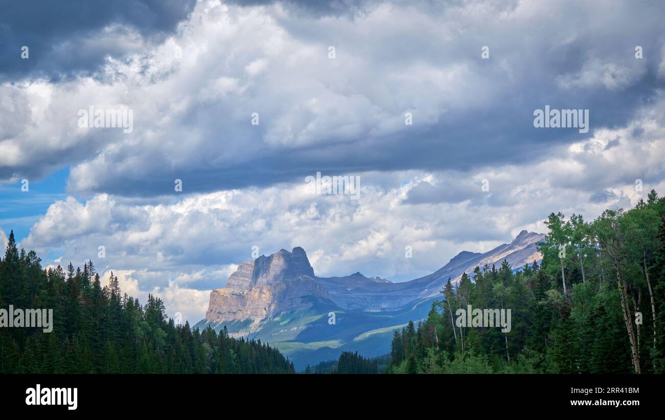 Wunderschönes Licht auf einem Berg nach einem Sturm im Banff National Park Canada. Stockfoto