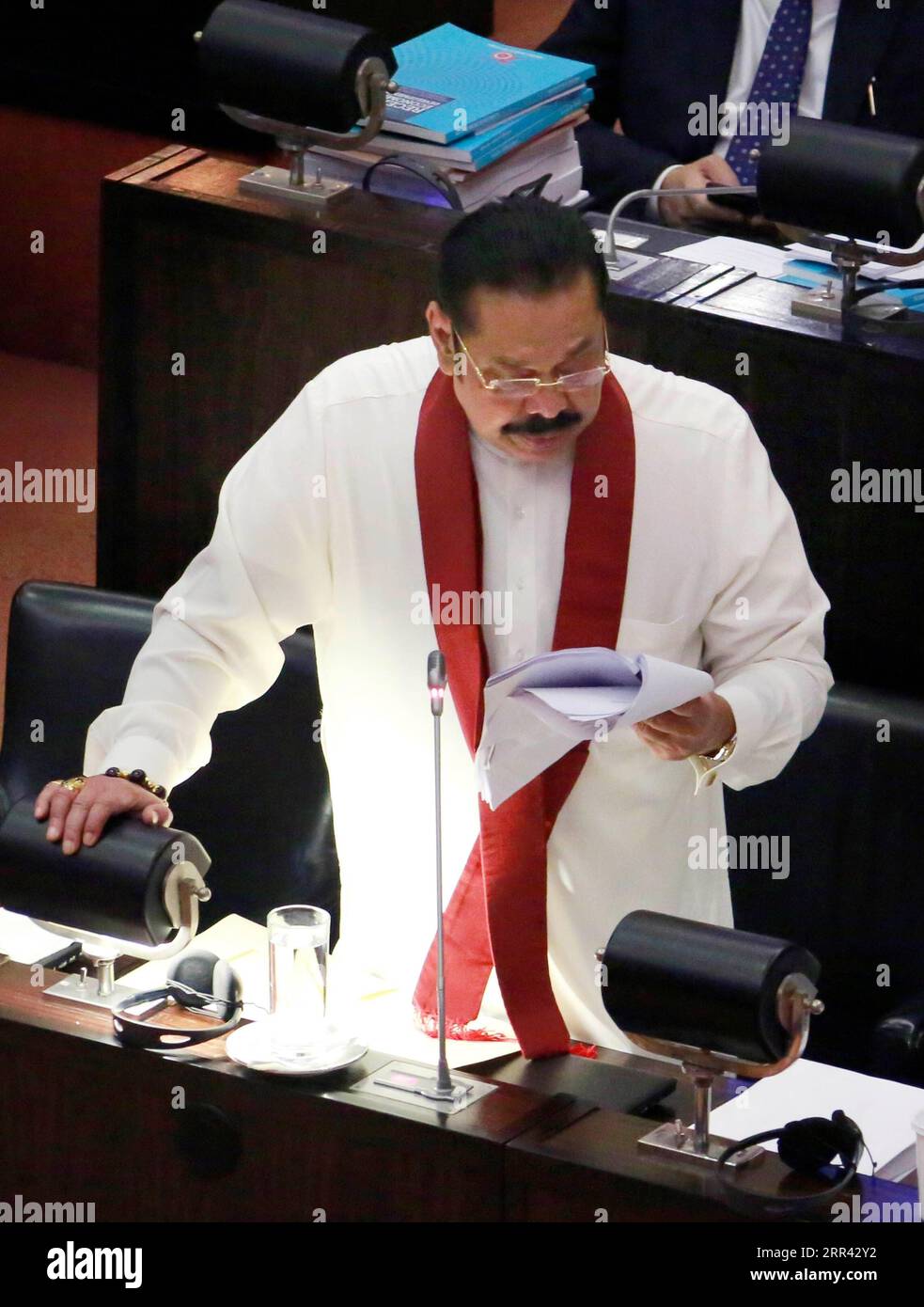 201118 -- COLOMBO, 18. November 2020 -- der Premierminister und Finanzminister Sri Lankas, Mahinda Rajapaksa, legt am 17. November 2020 im Parlament in Colombo, Sri Lanka, die Haushaltsvorschläge der Regierung für 2021 vor. Rajapaksa stellte am Dienstag die ersten Haushaltsvorschläge der Regierung für 2021 vor, die darauf abzielen, die Entwicklung zu stärken und die inländischen wirtschaftlichen Chancen zu erweitern. SRI LANKA-COLOMBO-PM-HAUSHALTSVORSCHLÄGE XINHUA PUBLICATIONXNOTXINXCHN Stockfoto