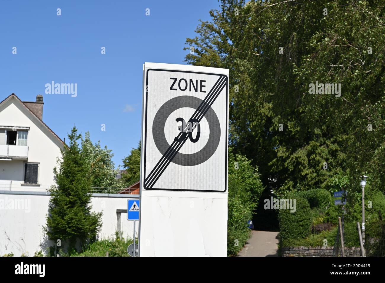 Verkehrsschilder markieren das Ende der Zone mit reduzierter Geschwindigkeit von 30 km und das Ende des Wohnviertels. Stockfoto