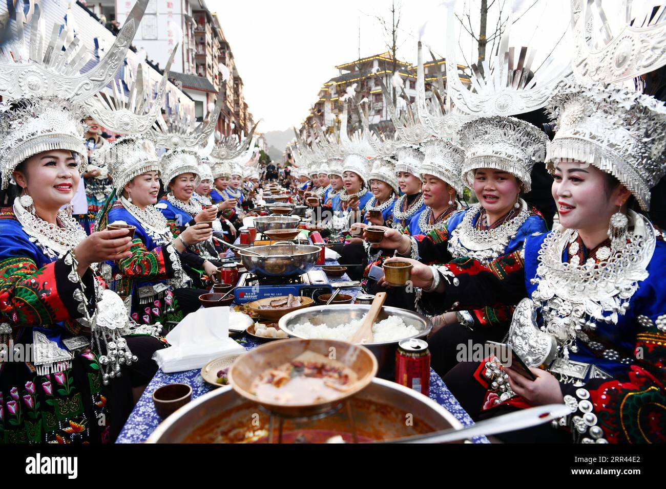 201120 -- LEISHAN, 20. November 2020 -- Menschen aus der ethnischen Gruppe der Miao nehmen an dem fest während der Miao Neujahrsfeiern im Leishan County von Qiandongnan Miao und der autonomen Präfektur Dong, Provinz Guizhou im Südwesten Chinas, 19. November 2020, Teil. Die Menschen der ethnischen Gruppe der Miao nahmen an verschiedenen Aktivitäten Teil, um ihr traditionelles Neujahrsfest zu feiern. CHINA-GUIZHOU-LEISHAN-MIAO NEUJAHR CN YANGXWENBIN PUBLICATIONXNOTXINXCHN Stockfoto