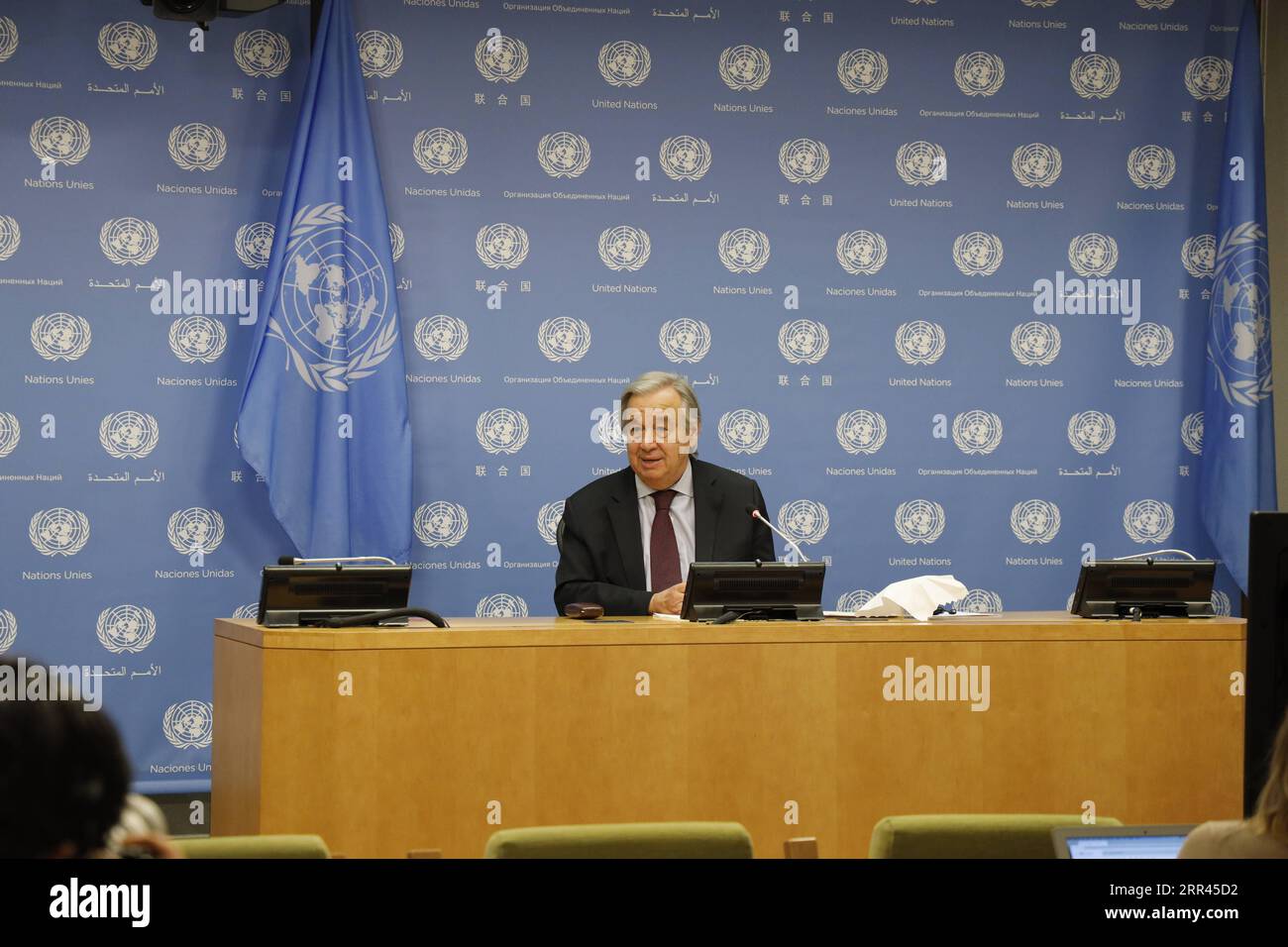 Nachrichten Themen der Woche KW47 201120 -- VEREINTEN NATIONEN, 20. November 2020 -- Generalsekretär der Vereinten Nationen Antonio Guterres spricht auf einer Pressekonferenz im UN-Hauptquartier in New York, 20. November 2020. Antonio Guterres forderte am Freitag die Leiter der Gruppe der 20 G20 auf, gemeinsam mit ihnen auf gemeinsame Bedrohungen und Herausforderungen zu reagieren und zusammenzuarbeiten, bevor sie sich am Wochenende online mit ihnen treffen. UN-GUTERRES-G20-LEADERS-COOPERATION XiexE PUBLICATIONxNOTxINxCHN Stockfoto Nachrichten Themen der Woche KW47 201120 -- VEREINTEN NATIONEN, 20. November 2020 -- Generalsekretär der Vereinten Nationen Antonio Guterres spricht auf einer Pressekonferenz im UN-Hauptquartier in New York, 20. November 2020. Antonio Guterres forderte am Freitag die Leiter der Gruppe der 20 G20 auf, gemeinsam mit ihnen auf gemeinsame Bedrohungen und Herausforderungen zu reagieren und zusammenzuarbeiten, bevor sie sich am Wochenende online mit ihnen treffen. UN-GUTERRES-G20-LEADERS-COOPERATION XiexE PUBLICATIONxNOTxINxCHN Stockfoto