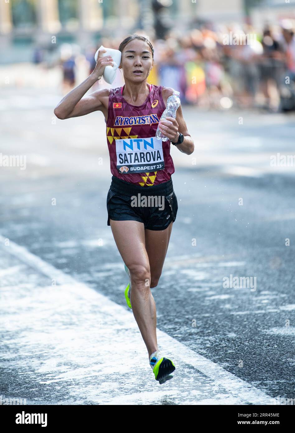 Gulshanoi Satarova aus Kirgisistan nimmt am 8. Tag der Leichtathletik-Weltmeisterschaften Budapest am 26. August 2023 am Frauen-Marathon Teil. Pho Stockfoto