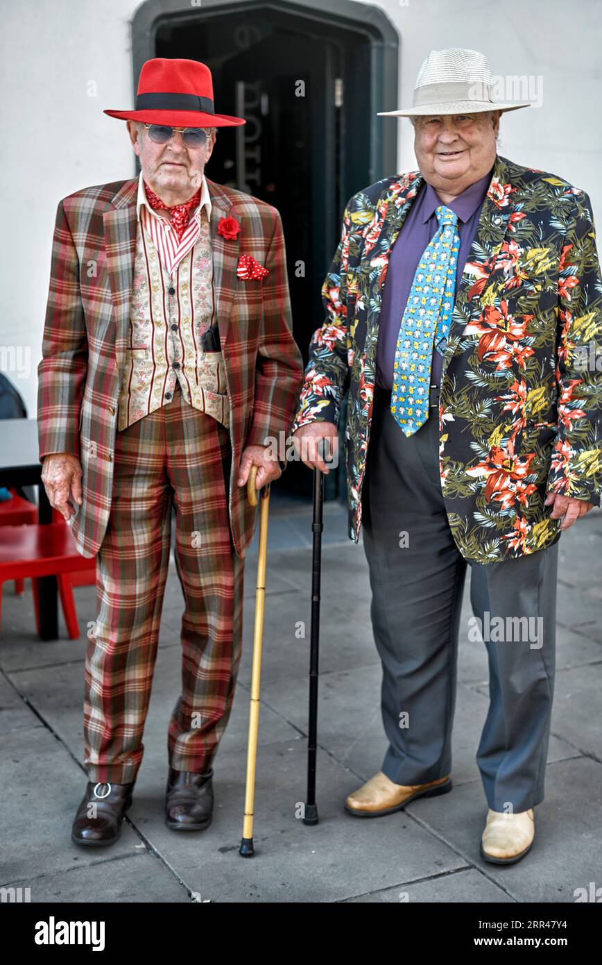 Englische, exzentrische Senioren, die an einem Tag in der Stadt in farbenfrohe Kleidung gekleidet sind. England Großbritannien Stockfoto