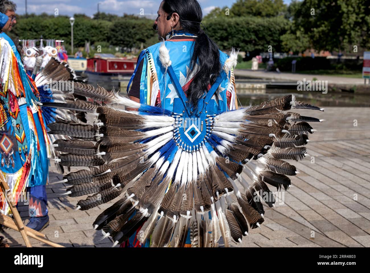 Traditionelles Kostüm der Leute des Quichua-Stammes von Ecuador während einer Tanzvorführung in Stratford upon Avon England. Nachfahren des Inka-Reiches Stockfoto
