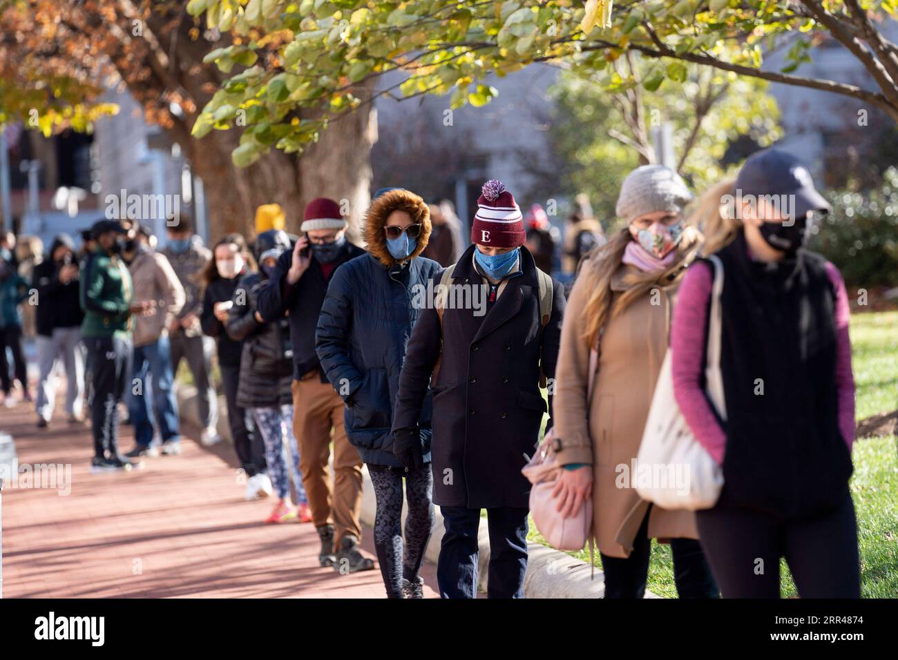 201124 -- WASHINGTON, D.C., 24. November 2020 -- Menschen warten in der Schlange, um an einem Testgelände in Washington, D.C., den Vereinigten Staaten, am 23. November 2020 auf COVID-19 getestet zu werden. Die Gesamtzahl der bestätigten COVID-19-Fälle in den USA hat 12.417.009, laut dem neuesten Update des Center for Systems Science and Engineering an der Johns Hopkins University am 24. November 0500, GMT, erreicht. U.S.-WASHINGTON, D.C.-COVID-19-TESTS LiuxJie PUBLICATIONxNOTxINxCHN Stockfoto