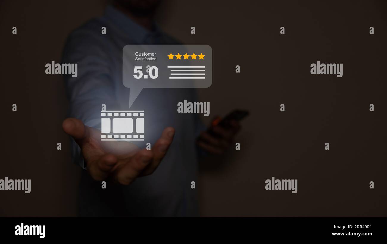 Junger gutaussehender Kerl, der sich glücklich fühlt und mit guter Geste Zustimmung zeigt. Filmkonzept. Stockfoto