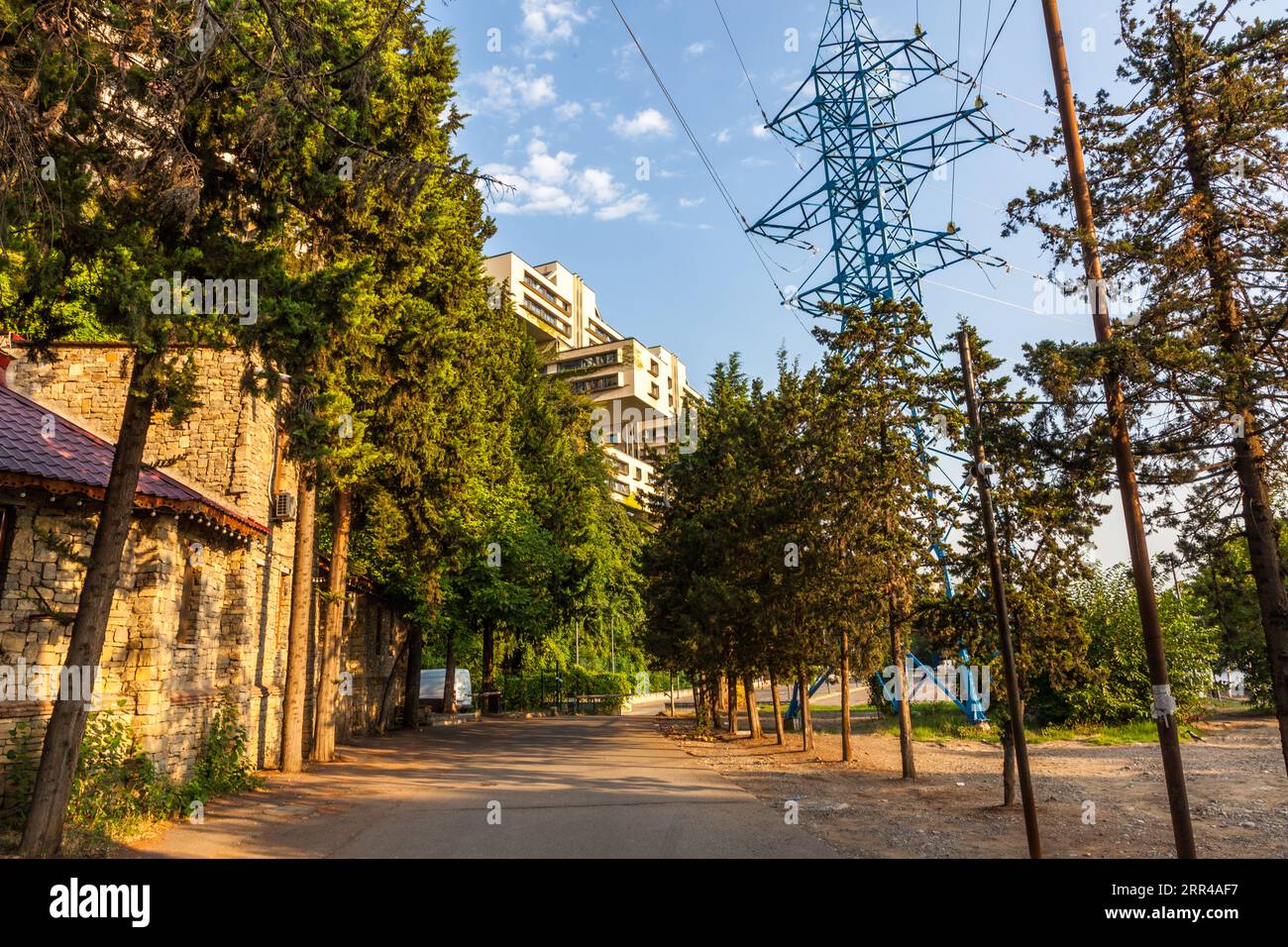 Das ehemalige Verwaltungsgebäude des Ministeriums für Straßenbau in Tiflis ist eines der wichtigsten Gebäude der sozialistischen Moderne in Georgien. Nach dem Wiederaufbau beherbergt es heute das Hauptquartier der Bank of Georgia Stockfoto