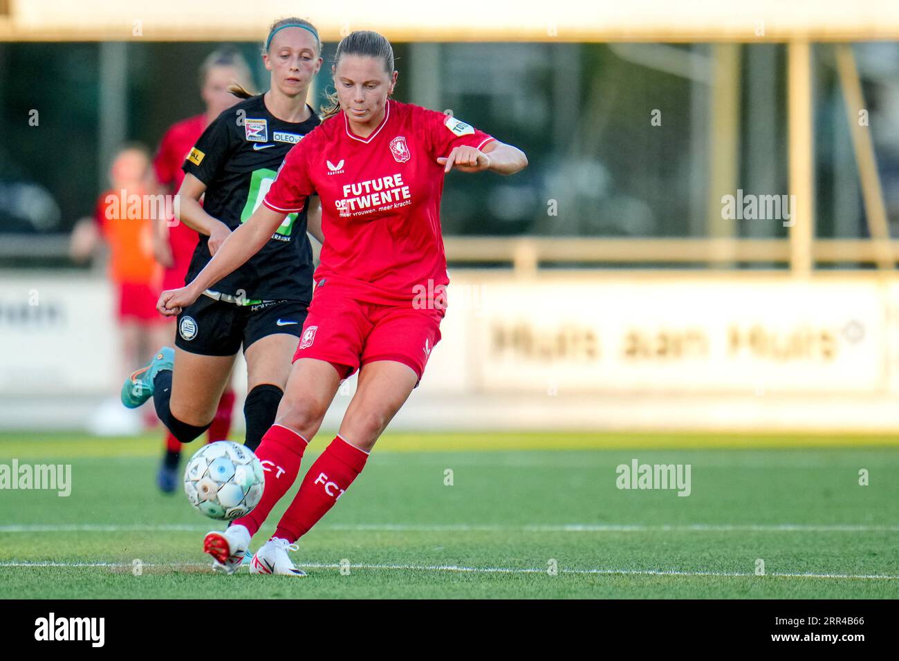 Enschede, Niederlande. September 2023. ENSCHEDE, NIEDERLANDE - 6. SEPTEMBER: Sophie Te Brake vom FC Twente läuft mit dem Ball während des Halbfinalspiels der UEFA Women's Champions League LP Gruppe 1 zwischen dem FC Twente und SK Sturm Graz im Sportpark Schreurserve am 6. September 2023 in Enschede, Niederlande (Foto: Rene Nijhuis/Orange Pictures) Gutschrift: Orange Pics BV/Alamy Live News Stockfoto