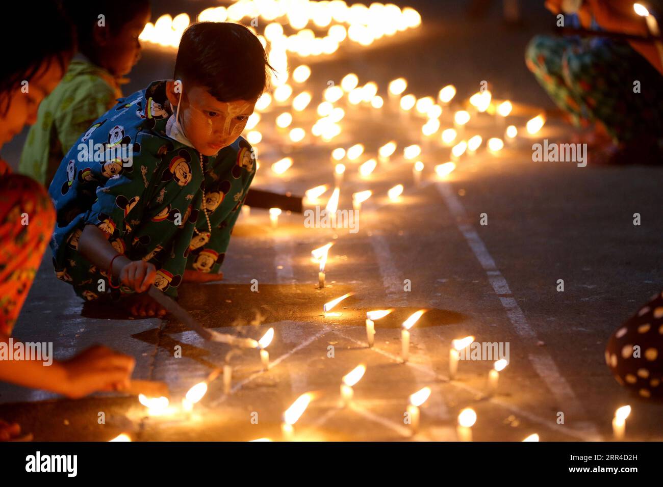 201130 -- MYANMAR, 30. November 2020 -- Kinder zünden Kerzen während des traditionellen Tazaungdaing Festivals in Yangon, Myanmar, 29. November 2020. Das Tazaungdaing Festival, auch als Festival der Lichter bekannt, fällt auf den Vollmondtag im achten Monat des traditionellen Myanmar Kalenders. Es wird als Nationalfeiertag in Myanmar gefeiert und markiert das Ende der Regenzeit. MYANMAR-YANGON-FULL MOON-TAZAUNGDAING FESTIVAL UXAUNG PUBLICATIONXNOTXINXCHN Stockfoto