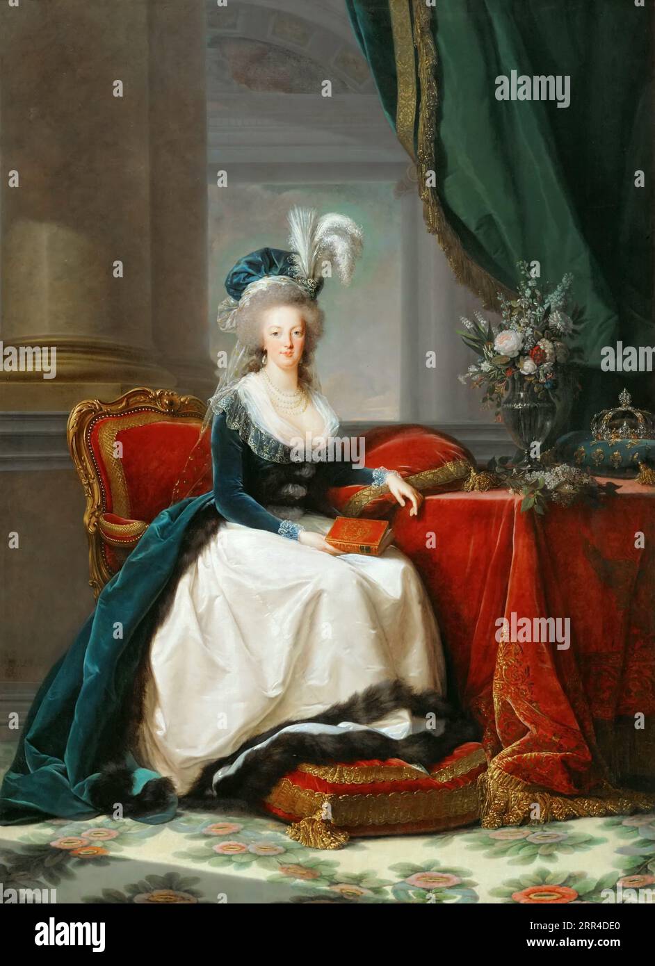 Marie-Antoinette sitzend, in blauem Mantel und weißem Kleid, mit einem Buch in der Hand 1788 von Elisabeth Louise Vigée Le Brun Stockfoto