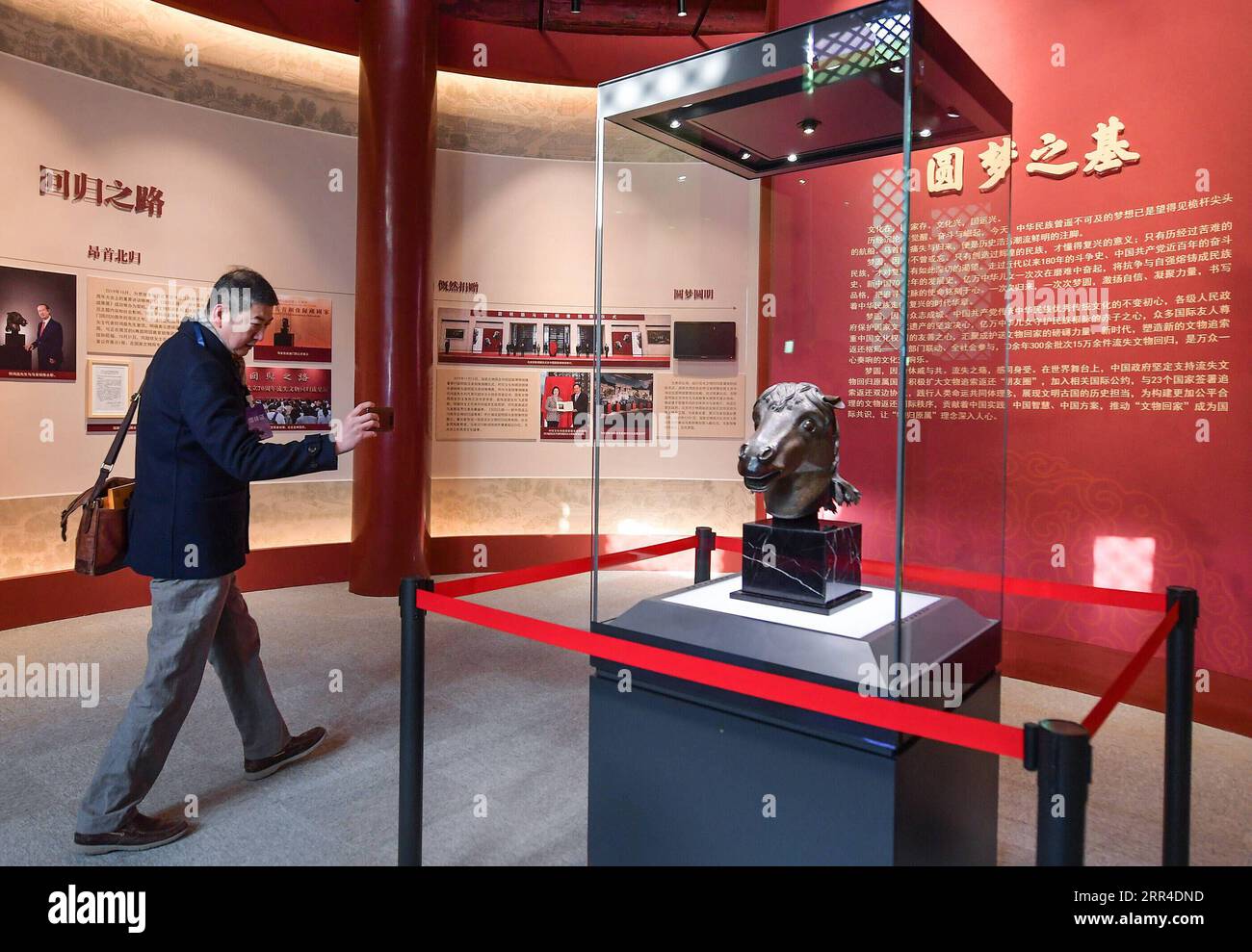 201201 -- PEKING, 1. Dezember 2020 -- Ein Journalist fotografiert eine Bronzekopfskulptur aus Yuanmingyuan, die am Wenshu Pavillon des Zhengjue-Tempels in Yuanmingyuan, Peking, Hauptstadt von China, am 1. Dezember 2020 zu sehen ist. Eine bronzene Pferdekopfskulptur, ein Schatz des alten chinesischen Sommerpalastes, der nach einer Plünderung durch eine anglo-französische alliierte Truppe vor 160 Jahren verschwand, kehrte am Dienstag in sein ursprüngliches Palasthaus zurück. Es ist das erste Mal, dass ein verlorenes wichtiges kulturelles Relikt aus dem alten Sommerpalast, oder Yuanmingyuan, zurückgebracht und an seinem ursprünglichen Ort untergebracht wurde Stockfoto