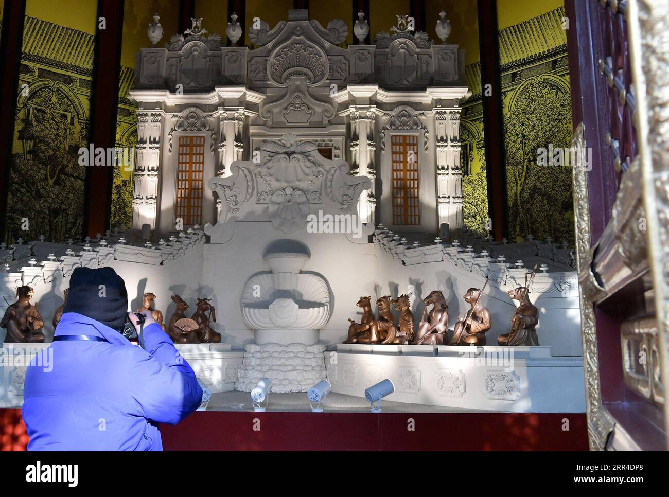 201201 -- PEKING, 1. Dezember 2020 -- ein Besucher macht Fotos von einer Nachbildung der Brunnenuhr, zu der die 12 Tierkopfstatuen gehörten, die ursprünglich aus Yuanmingyuan geplündert wurden, auf einer Ausstellung, die sich mit der Rückkehr eines geplünderten bronzenen Pferdekopfes in Peking, der Hauptstadt Chinas, am 1. Dezember 2020 beschäftigte. Eine bronzene Pferdekopfskulptur, ein Schatz des alten chinesischen Sommerpalastes, der nach einer Plünderung durch eine anglo-französische alliierte Truppe vor 160 Jahren verschwand, kehrte am Dienstag in sein ursprüngliches Palasthaus zurück. Es ist das erste Mal, dass ein verlorenes wichtiges kulturelles Relikt aus dem alten Sommerpalast, oder Yuanmingyuan, wiederentdeckt wurde Stockfoto