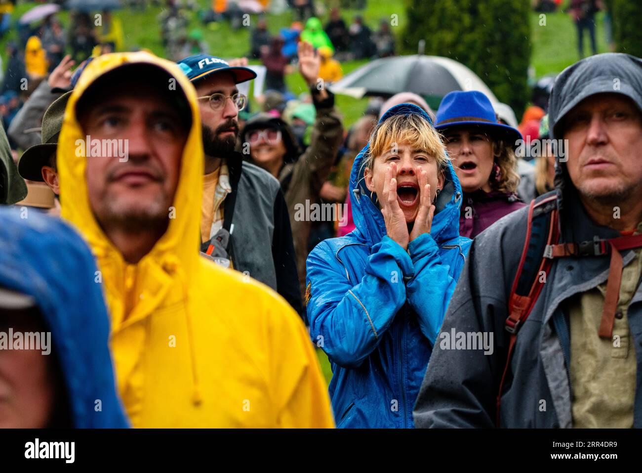 Eine tolle Atmosphäre im Main Mountain Stage Field bei starkem Regen und Schlamm. Green man Festival, Brecon, Wales, Großbritannien, 2023. Foto: Rob Watkins Stockfoto