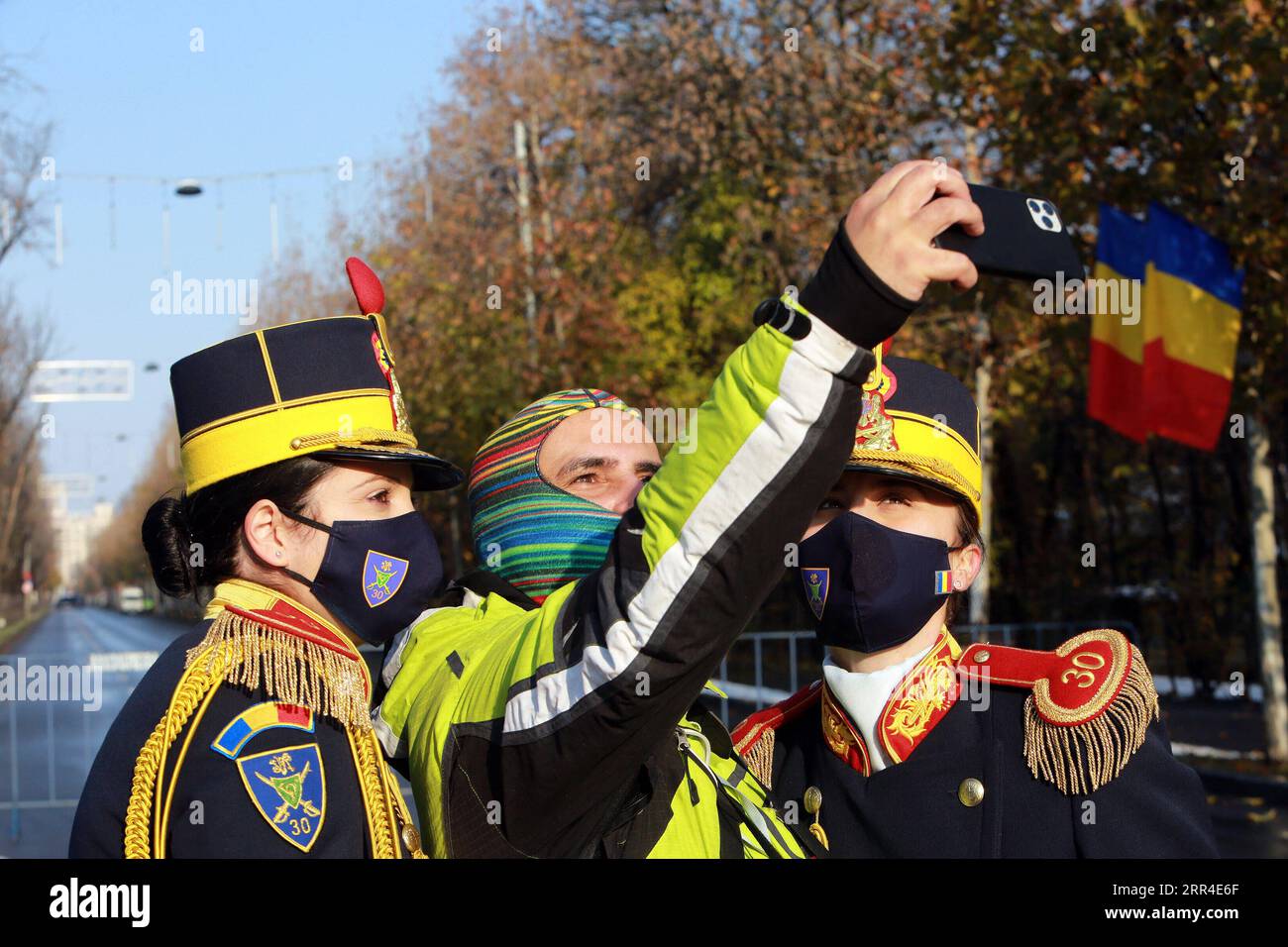 201201 -- BUKAREST, 1. Dezember 2020 -- Ein Fotograf nimmt ein Selfie mit zwei Soldatinnen der Gardistenbrigade bei der Feier zum Nationalfeiertag Rumäniens in Bukarest, Rumänien, 1. Dezember 2020. Rumänien hat in diesem Jahr eine vereinfachte Feierlichkeit zum Nationalfeiertag abgehalten, während der schweren Pandemie, ohne die großangelegte Militärparade und die Flugvorführungen der vergangenen Jahre. Foto von /Xinhua RUMÄNIEN-BUKAREST-NATIONALFEIERTAG GabrielxPetrescu PUBLICATIONxNOTxINxCHN Stockfoto