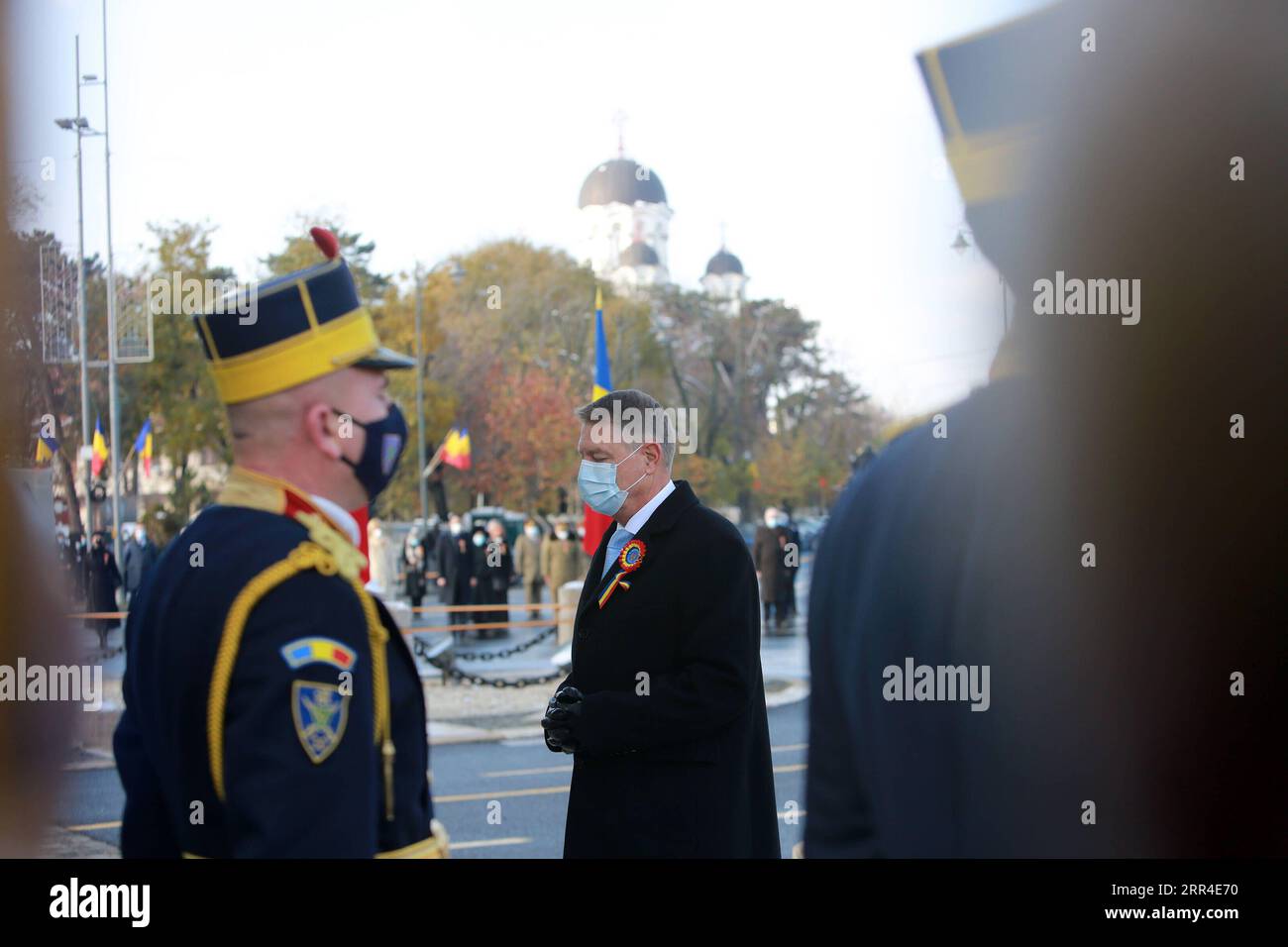 201201 -- BUKAREST, 1. Dezember 2020 -- der rumänische Präsident Klaus Iohannis nimmt am 1. Dezember 2020 an Rumäniens Nationalfeiertag in Bukarest, Rumänien, Teil. Rumänien hat in diesem Jahr eine vereinfachte Feierlichkeit zum Nationalfeiertag abgehalten, während der schweren Pandemie, ohne die großangelegte Militärparade und die Flugvorführungen der vergangenen Jahre. Foto von /Xinhua RUMÄNIEN-BUKAREST-NATIONALFEIERTAG GabrielxPetrescu PUBLICATIONxNOTxINxCHN Stockfoto