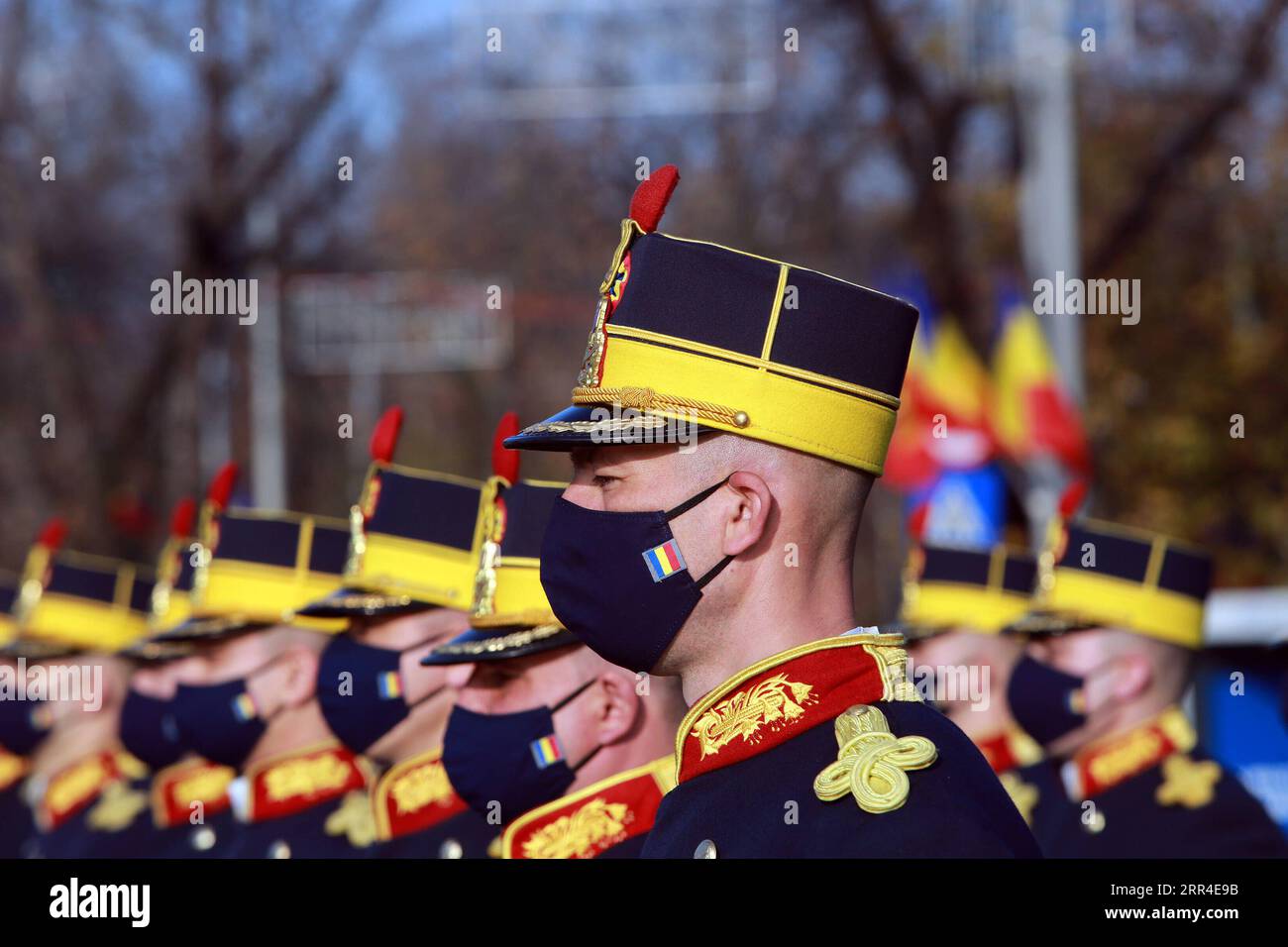 201201 -- BUKAREST, 1. Dezember 2020 -- die Ehrengarde wird auf der Feier des rumänischen Nationalfeiertags in Bukarest, Rumänien, am 1. Dezember 2020 gesehen. Rumänien hat in diesem Jahr eine vereinfachte Feierlichkeit zum Nationalfeiertag abgehalten, während der schweren Pandemie, ohne die großangelegte Militärparade und die Flugvorführungen der vergangenen Jahre. Foto von /Xinhua RUMÄNIEN-BUKAREST-NATIONALFEIERTAG GabrielxPetrescu PUBLICATIONxNOTxINxCHN Stockfoto