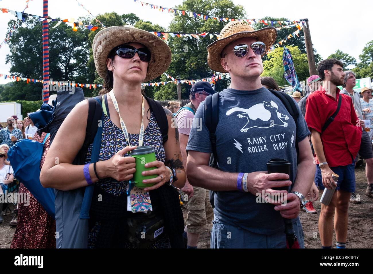 Ein Paar mittleren Alters mit Kaffees in The Walled Garden Crowd beim Green man Festival, Brecon, Wales, Großbritannien, 2023. Foto: Rob Watkins Stockfoto