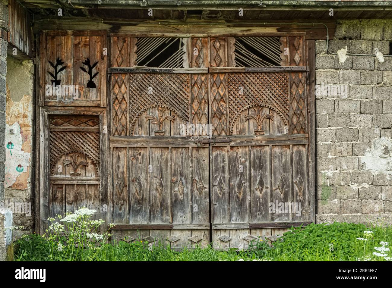 Eine typische lokale Scheune mit kunstvoll geschnitzten Holztüren im Dorf Breb, Maramureş, Rumänien Stockfoto
