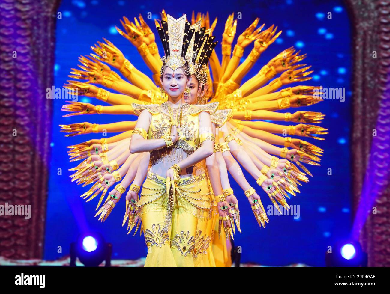 201204 -- NANJING, 4. Dezember 2020 -- Künstler aus China Disabled People s Performing Art Troupe führen den Thousand-Hand Bodhisattva-Gruppentanz während der Show My Dream in Nanjing, Ostchinesische Provinz Jiangsu, 3. Dezember 2020 auf. CHINA-NANJING-BEHINDERTE KÜNSTLER-PERFORMANCE CN JIXCHUNPENG PUBLICATIONXNOTXINXCHN Stockfoto