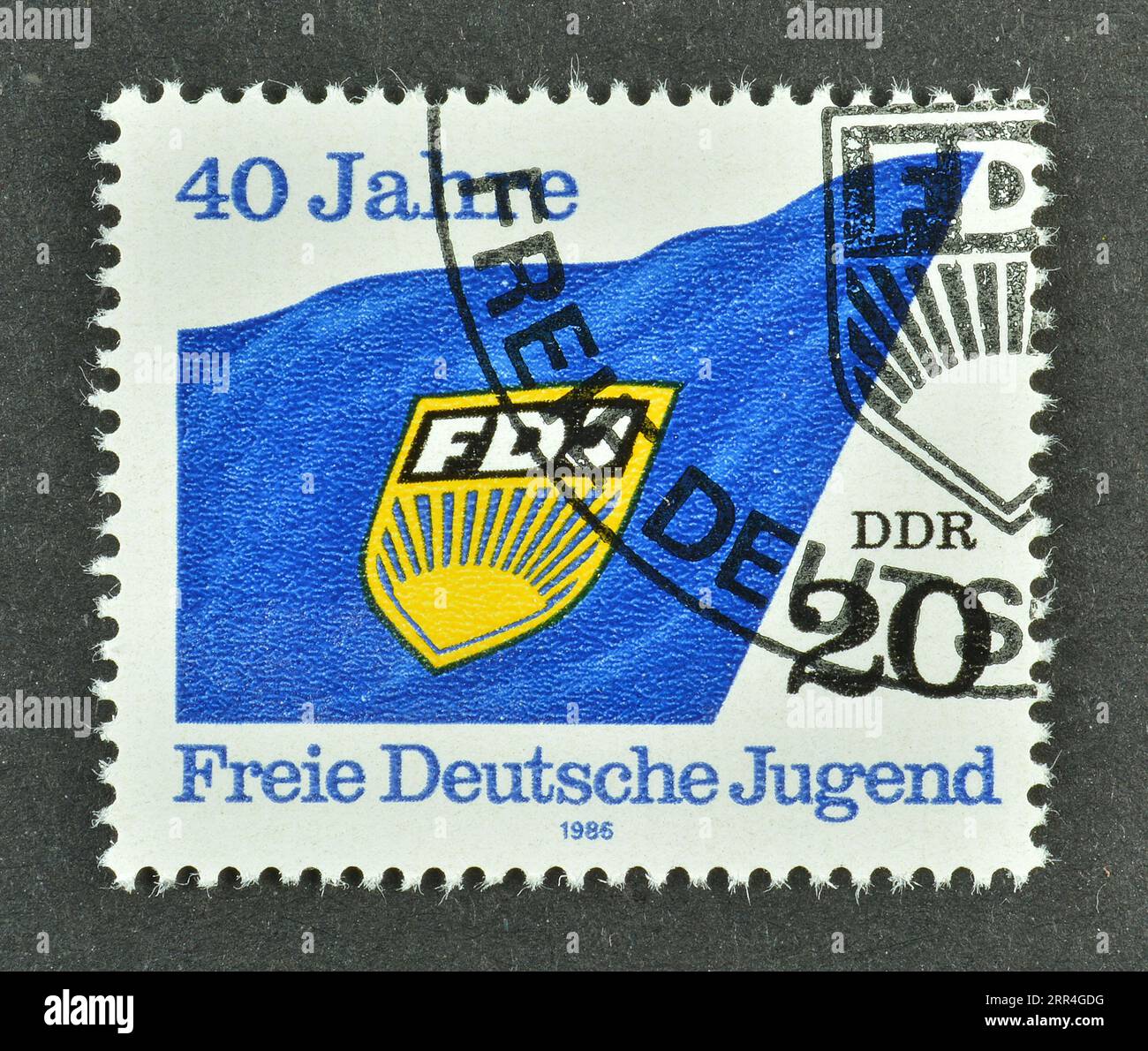 Gestempelte Briefmarke, gedruckt von der DDR, die FDJ-Flagge zeigt, 40 Jahre Freie Deutsche Jugend, um 1986. Stockfoto