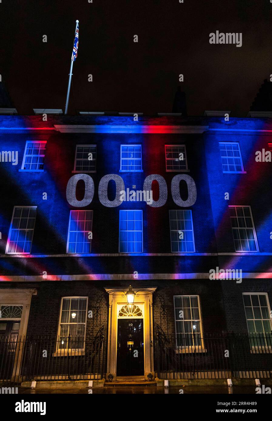 201205 -- LONDON, 5. Dez. 2020 -- Aktenfoto vom 31. Januar 2020 zeigt eine Countdown-Uhr, die auf die Wand der 10 Downing Street in London projiziert wird. Nach einer Woche intensiver Handelsverhandlungen in London einigten sich die Verhandlungsführer aus Großbritannien und der Europäischen Union am Freitag darauf, die Gespräche aufgrund erheblicher Unterschiede zu unterbrechen. GROSSBRITANNIEN-LONDON-BREXIT-HANDELSGESPRÄCHE-PAUSE HANXYAN PUBLICATIONXNOTXINXCHN Stockfoto