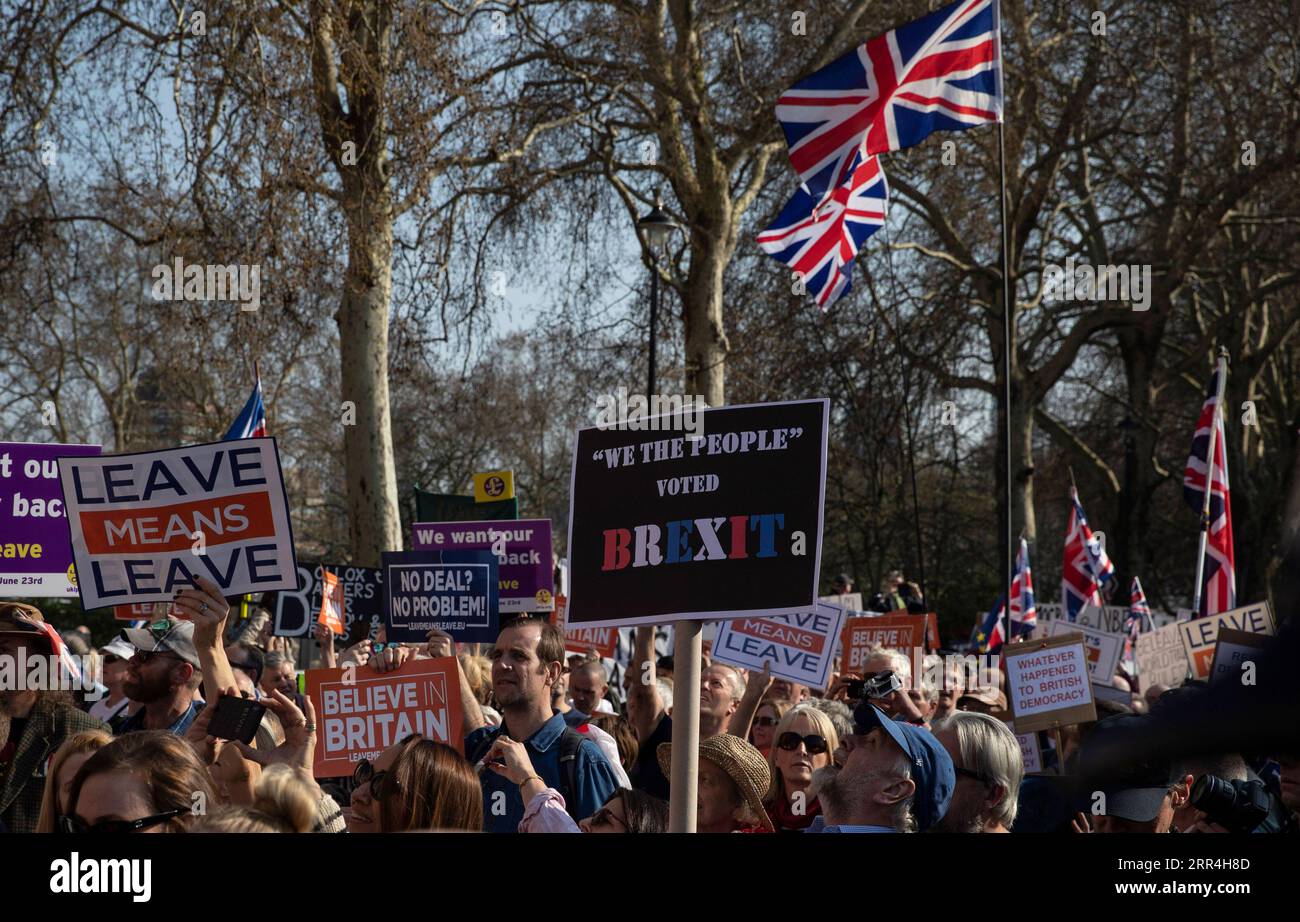 201205 -- LONDON, 5. Dezember 2020 -- das am 29. März 2019 aufgenommene Foto zeigt pro-Brexit-Demonstranten, die vor den Häusern des britischen Parlaments in London protestieren. Nach einer Woche intensiver Handelsverhandlungen in London einigten sich die Verhandlungsführer aus Großbritannien und der Europäischen Union am Freitag darauf, die Gespräche aufgrund erheblicher Unterschiede zu unterbrechen. GROSSBRITANNIEN-LONDON-BREXIT-HANDELSGESPRÄCHE-PAUSE HANXYAN PUBLICATIONXNOTXINXCHN Stockfoto
