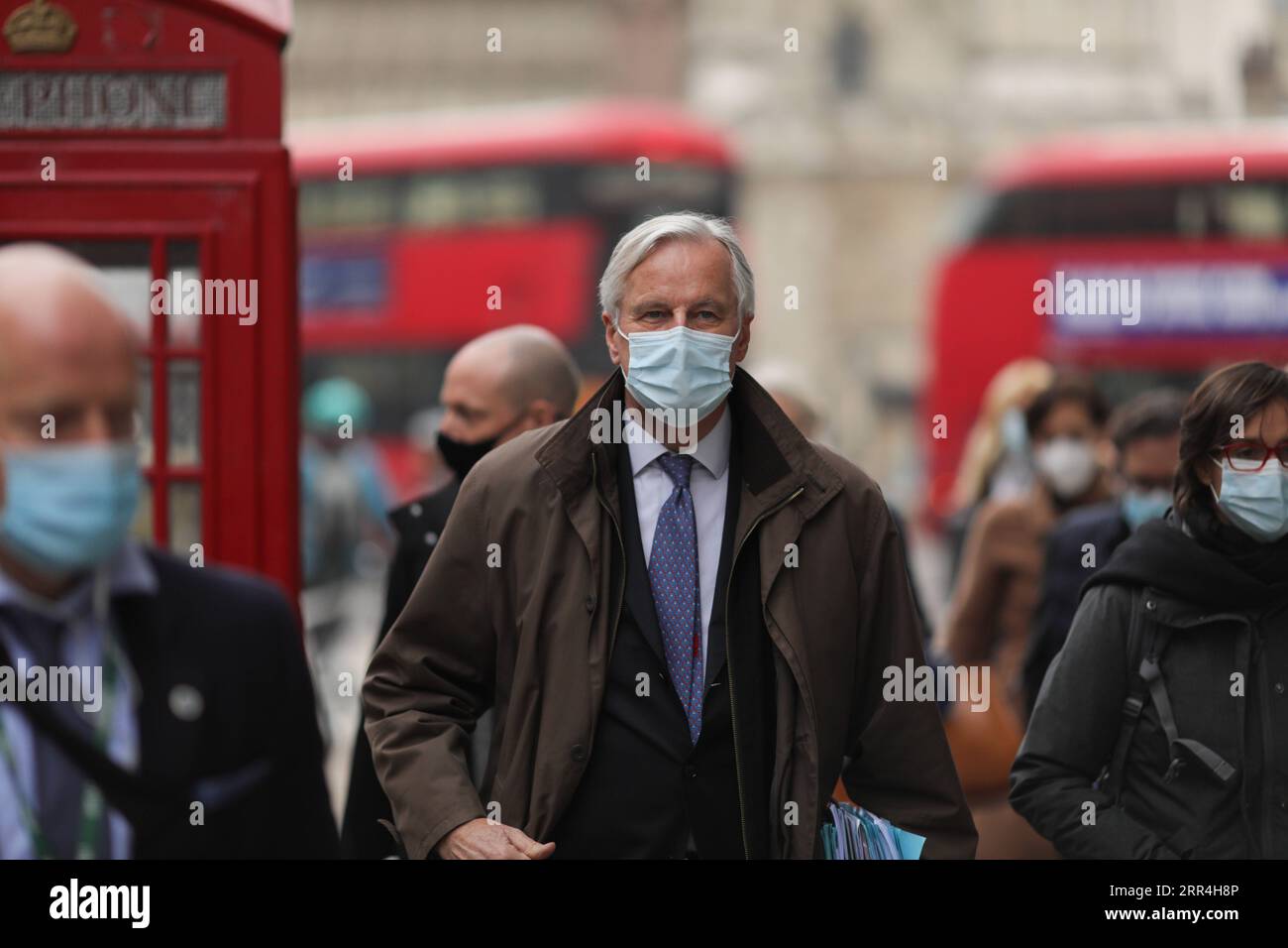 201205 -- LONDON, 5. Dez. 2020 -- Aktenfoto vom 28. November 2020 zeigt, wie Michel Barnier, Chef des Brexit-Verhandlungsführers der Europäischen Union, nach Handelsgesprächen mit Großbritannien in London, Großbritannien, ausreist. Nach einer Woche intensiver Handelsverhandlungen in London einigten sich die Verhandlungsführer aus Großbritannien und der Europäischen Union am Freitag darauf, die Gespräche aufgrund erheblicher Unterschiede zu unterbrechen. Foto von /Xinhua BRITAIN-LONDON-BREXIT-TRADE TALKS-PAUSING TimxIreland PUBLICATIONxNOTxINxCHN Stockfoto