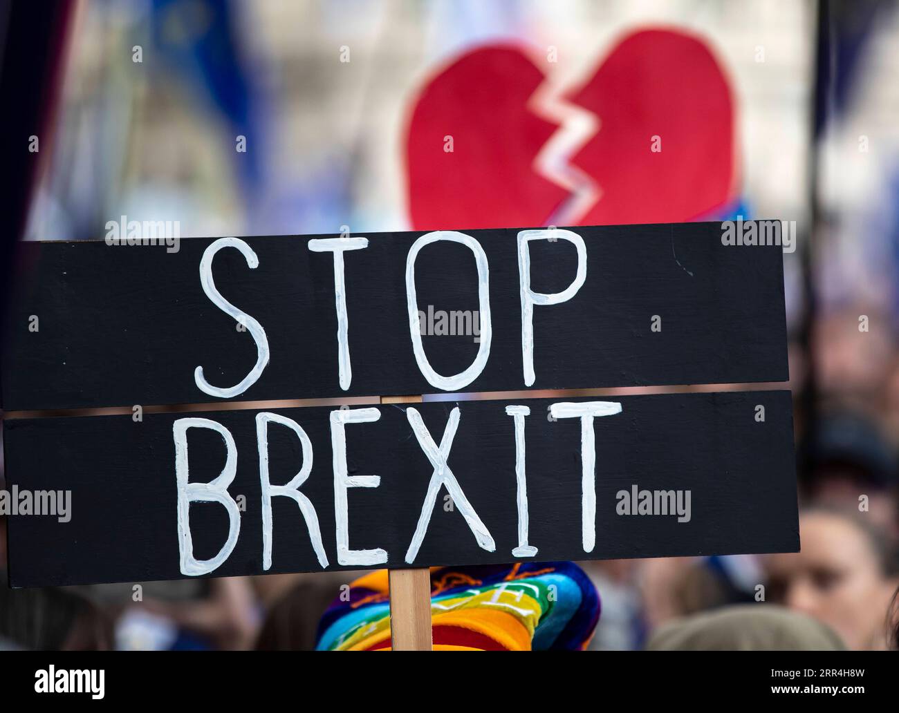 201205 -- LONDON, 5. Dez. 2020 -- Aktenfoto vom 19. Oktober 2019 zeigt, wie Menschen gemeinsam an der Final Say-Veranstaltung auf dem Parliament Square in London teilnehmen. Nach einer Woche intensiver Handelsverhandlungen in London einigten sich die Verhandlungsführer aus Großbritannien und der Europäischen Union am Freitag darauf, die Gespräche aufgrund erheblicher Unterschiede zu unterbrechen. GROSSBRITANNIEN-LONDON-BREXIT-HANDELSGESPRÄCHE-PAUSE HANXYAN PUBLICATIONXNOTXINXCHN Stockfoto