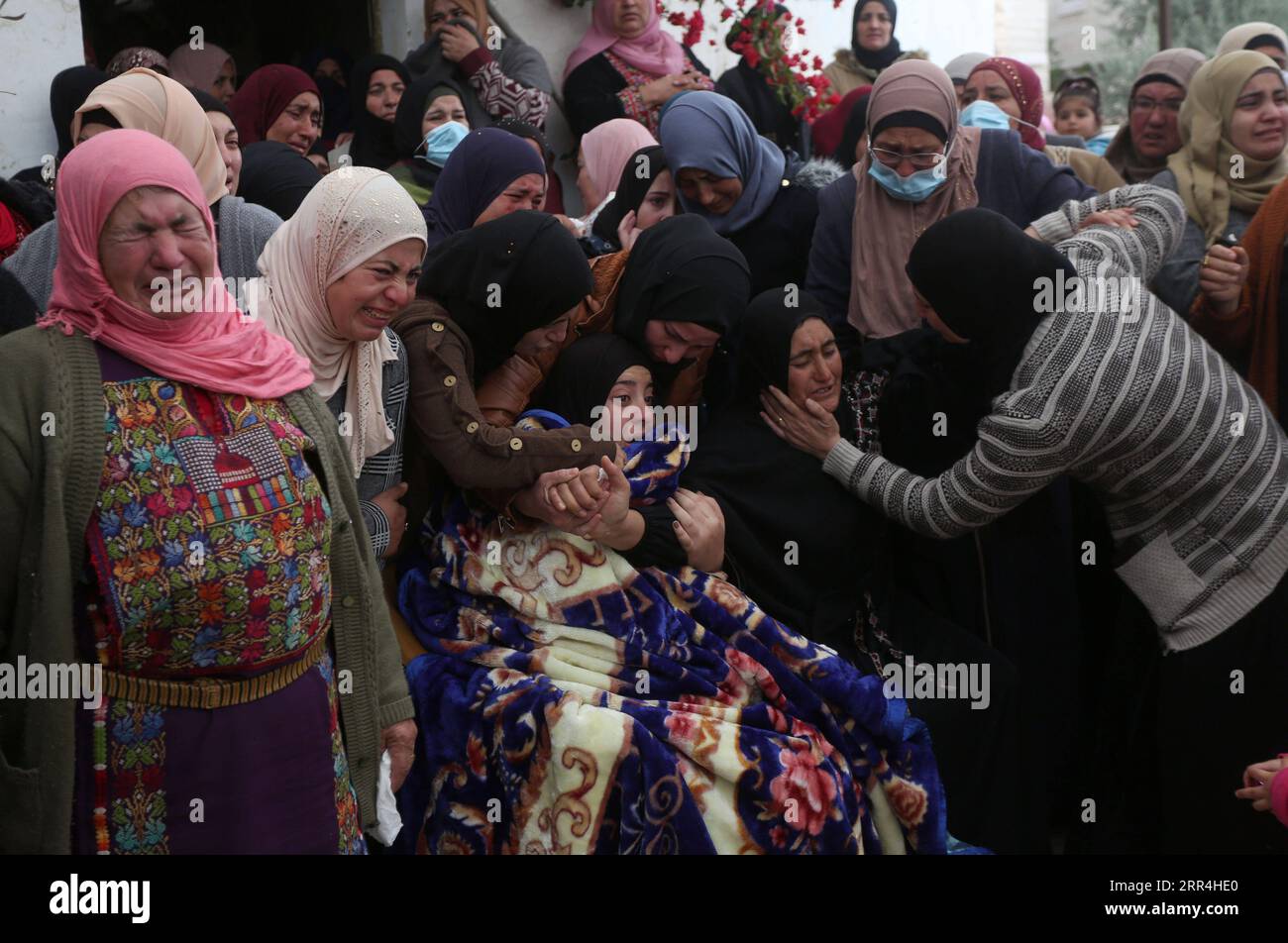 201205 -- RAMALLAH, 5. Dezember 2020 -- Verwandte des palästinensischen Teenagers Ali Abu Alia trauern während seiner Beerdigung im Dorf al-Mughayyir nordöstlich der Westjordstadt Ramallah, 5. Dezember 2020. Der 13-jährige Ali Abu Alia starb am Freitag an seinen Wunden, die er bei den Auseinandersetzungen zwischen israelischen Soldaten und palästinensischen Demonstranten im Westjordanland erlitten hatte, sagten medizinische Quellen. Foto: /Xinhua MIDEAST-RAMALLAH-PALESTINIAN BOY-FUNERAL AymanxNobani PUBLICATIONxNOTxINxCHN Stockfoto