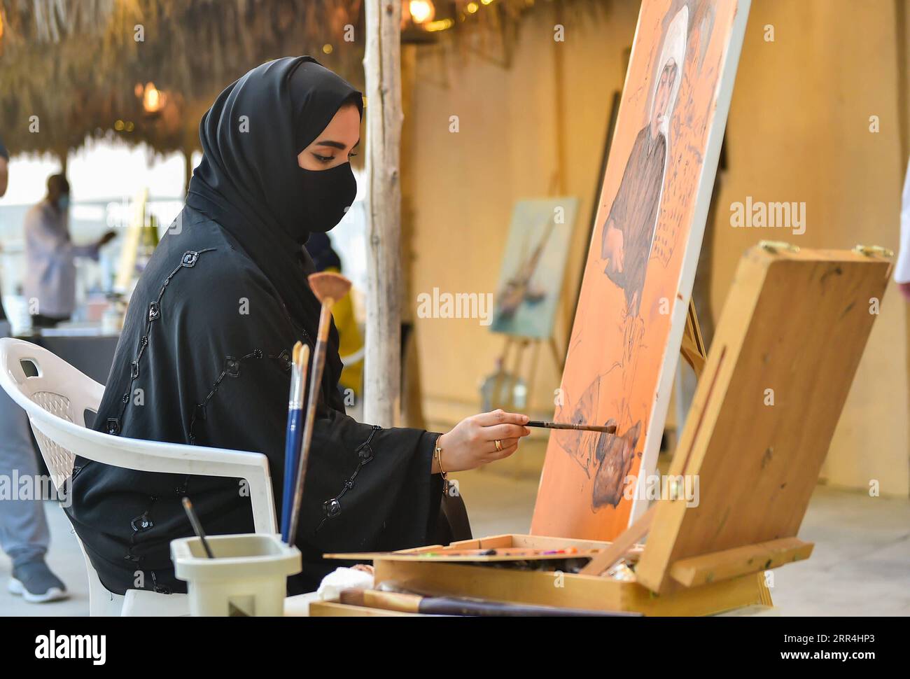 201205 -- DOHA, 5. Dezember 2020 -- Ein Maler arbeitet an einem Gemälde während des 10. Katara Traditional Dhow Festivals in Doha, Hauptstadt von Katar, 5. Dezember 2020. Das Festival fand vom 1. Bis 5. Dezember statt, um die maritimen Traditionen zu präsentieren. Foto von /Xinhua QATAR-DOHA-TRADITIONAL DHOW FESTIVAL Nikku PUBLICATIONxNOTxINxCHN Stockfoto