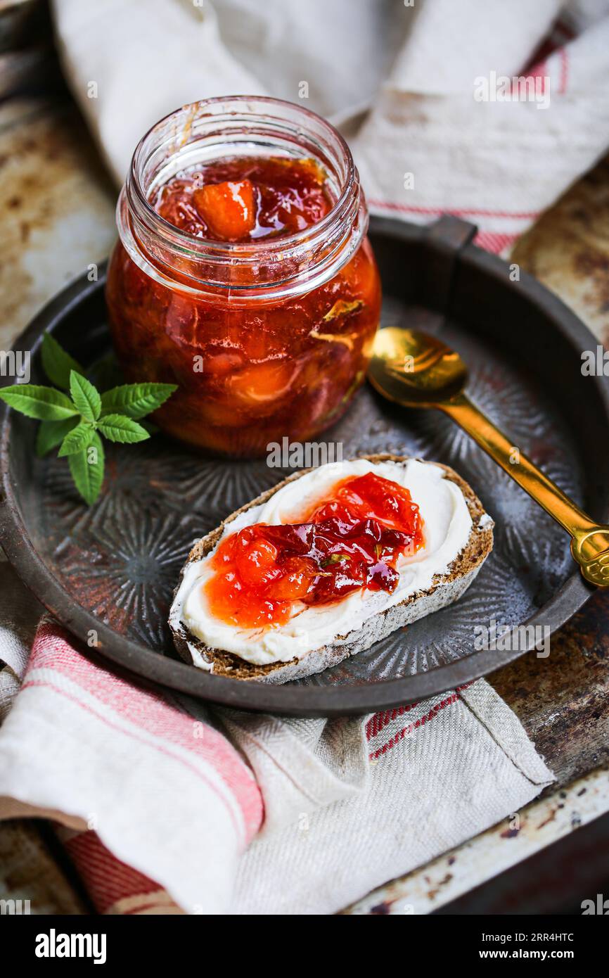 Pfirsich- und Zitronenverbene-Marmelade auf einer Brotscheibe Stockfoto