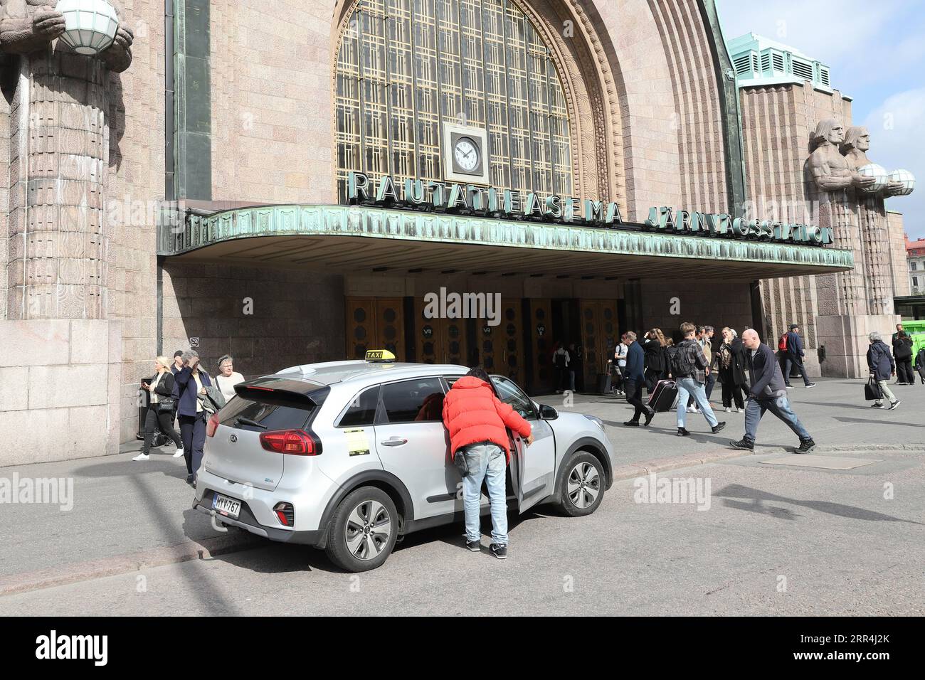 Helsinki, Finnland - 5. September 2023: Taxi vor dem Haupteingang des Helsinki-Bahnhofs. Stockfoto