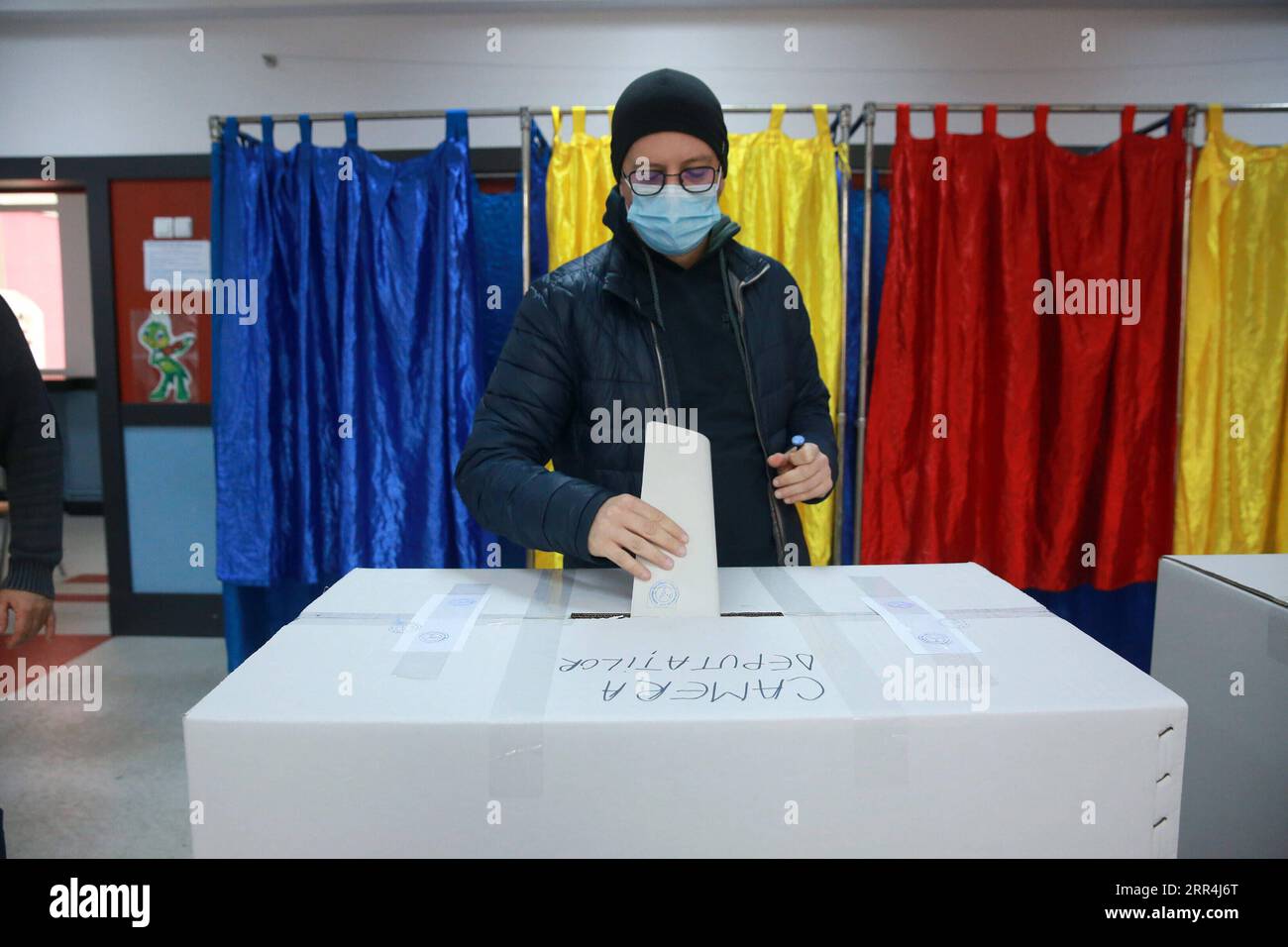 201206 -- BUKAREST, 6. Dezember 2020 -- Ein Wähler mit Gesichtsmaske gibt eine Stimmabgabe bei einer Wahlstation in Bukarest, Rumänien, 6. Dezember 2020. Im Rahmen besonderer Schutzmaßnahmen werden voraussichtlich am Sonntag über 18 Millionen Rumänen ihre Stimmzettel abgeben, um ein neues zweikammerparlament für die nächsten vier Jahre zu wählen. Foto: /Xinhua ROMANIA-BUKAREST-PALIAMENTARY WAHLVOGEL GabrielxPetrescu PUBLICATIONxNOTxINxCHN Stockfoto