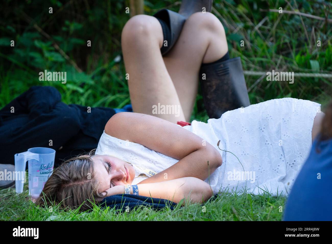 Ein junger Festivalbesucher macht ein Nickerchen auf der Rising Stage beim Green man Festival, Brecon, Wales, Großbritannien, 2023. Foto: Rob Watkins Stockfoto