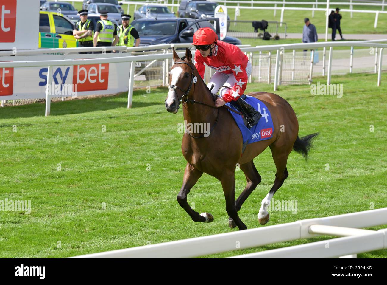 Horse Spirit Tänzerin und Jockey Oisin Orr Stockfoto