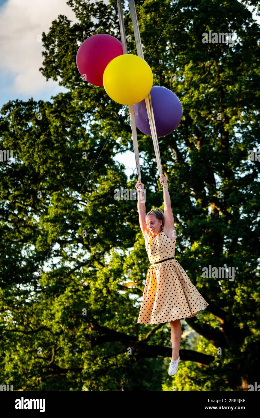 Walking in the Air Scene – Danceblast Perform Day Dream Supreme beim Green man Festival, Brecon, Wales, Großbritannien, 2023. Foto: Rob Watkins Stockfoto