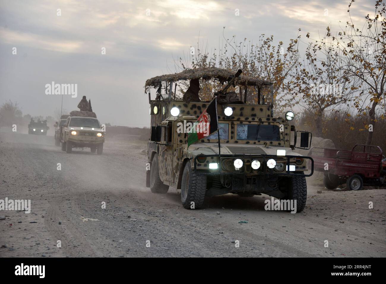 201206 -- KANDAHAR AFGHANISTAN, 6. Dezember 2020 -- Foto vom 5. Dezember 2020 zeigt Militärfahrzeuge während einer Militäroperation in der Provinz Kandahar, Afghanistan. Mindestens 18 Militante wurden in der südlichen Provinz Kandahar, der ehemaligen Festung der Taliban-Ausrüstung, getötet, sagte eine Erklärung des Verteidigungsministeriums, die hier am Sonntag veröffentlicht wurde. Foto: /Xinhua AFGHANISTAN-KANDAHAR-MILITÄROPERATION SanaullahxSeiam PUBLICATIONxNOTxINxCHN Stockfoto