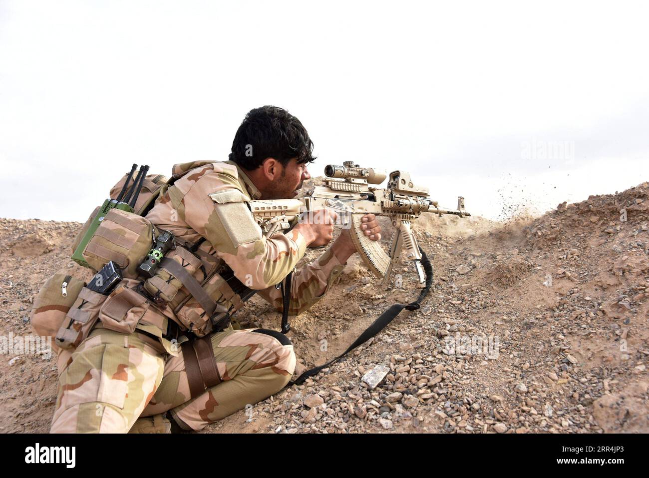201206 -- KANDAHAR AFGHANISTAN, 6. Dezember 2020 -- Ein Mitglied der afghanischen Sicherheitskräfte nimmt während einer Militäroperation in der Provinz Kandahar, Afghanistan, am 5. Dezember 2020 Stellung. Mindestens 18 Militante wurden in der südlichen Provinz Kandahar, der ehemaligen Festung der Taliban-Ausrüstung, getötet, sagte eine Erklärung des Verteidigungsministeriums, die hier am Sonntag veröffentlicht wurde. Foto: /Xinhua AFGHANISTAN-KANDAHAR-MILITÄROPERATION SanaullahxSeiam PUBLICATIONxNOTxINxCHN Stockfoto