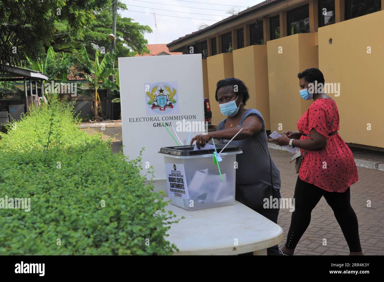 201207 -- ACCRA, 7. Dez. 2020 -- Eine Frau gibt ihre Stimme in einer Wahllokale in Accra, Ghana, 7. Dez. 2020. Anfang Montag wurden in allen 16 Regionen Ghanas Umfragen eröffnet, bei denen wahlberechtigte Wähler neue politische Führer für das Land wählen konnten. Die ghanaische Wahlkommission EG erklärte, dass 17.029.981 Wahlberechtigte an den achten Parlamentswahlen teilnehmen dürften, seit das Land 1992 zur Mehrparteiendemokratie zurückgekehrt ist. GHANA-ACCRA-GENERAL WAHL-VOTING XuxZheng PUBLICATIONxNOTxINxCHN Stockfoto