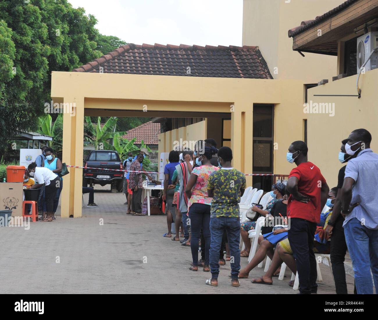 201207 -- ACCRA, 7. Dez. 2020 -- die Leute warteten für die Abstimmung in einem Wahllokal in Accra, Ghana, 7. Dez. 2020. Anfang Montag wurden in allen 16 Regionen Ghanas Umfragen eröffnet, bei denen wahlberechtigte Wähler neue politische Führer für das Land wählen konnten. Die ghanaische Wahlkommission EG erklärte, dass 17.029.981 Wahlberechtigte an den achten Parlamentswahlen teilnehmen dürften, seit das Land 1992 zur Mehrparteiendemokratie zurückgekehrt ist. GHANA-ACCRA-GENERAL WAHL-VOTING XuxZheng PUBLICATIONxNOTxINxCHN Stockfoto