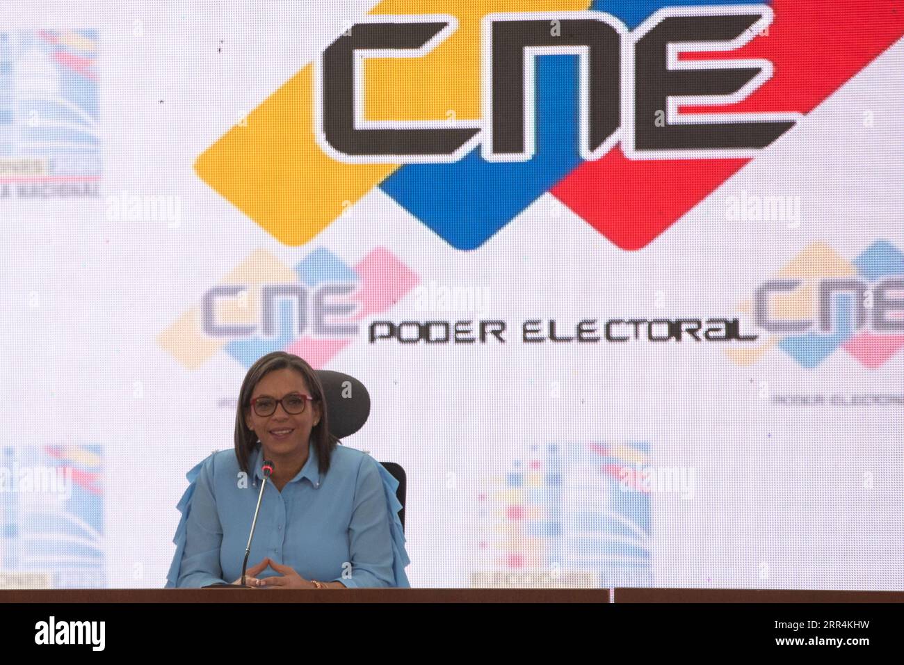 201208 -- CARACAS, 8. Dezember 2020 -- Indira Alfonzo, Präsidentin des Nationalen Wahlrates Venezuelas CNE, gibt das offizielle Ergebnis der Parlamentswahlen in Caracas, Venezuela, am 7. Dezember 2020 bekannt. Die venezolanische Regierungskoalition erlangte bei den Parlamentswahlen am Sonntag eine parlamentarische Mehrheit und erhielt 67,6 Prozent der Stimmen, wobei 82,35 Prozent der Stimmen gezählt wurden, sagte Alfonzo am Montag. Foto: /Xinhua VENEZUELA-CARACAS-PARLAMENTSWAHLEN MarcosxSalgado PUBLICATIONxNOTxINxCHN Stockfoto
