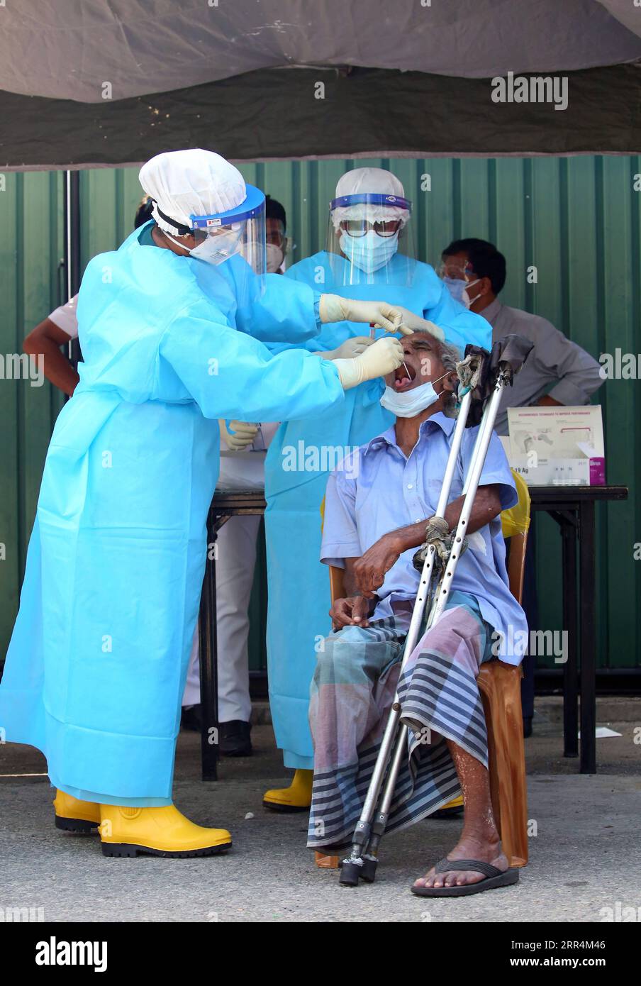 201208 -- COLOMBO, 8. Dezember 2020 -- Mitarbeiter des Gesundheitswesens nehmen eine Abstrichprobe von einem Bewohner für den COVID-19-Schnellantigen-Test in Wellawatta, Colombo, Hauptstadt Sri Lankas, 8. Dezember 2020. Die Zahl der positiven COVID-19-Patienten in Sri Lanka übertraf am Dienstag die 28.000-Marke, nachdem am Vortag über 600 Patienten entdeckt wurden, wie Statistiken des Gesundheitsministeriums hier zeigten. Foto von /Xinhua SRI LANKA-COLOMBO-COVID-19-TEST AjithxPerera PUBLICATIONxNOTxINxCHN Stockfoto